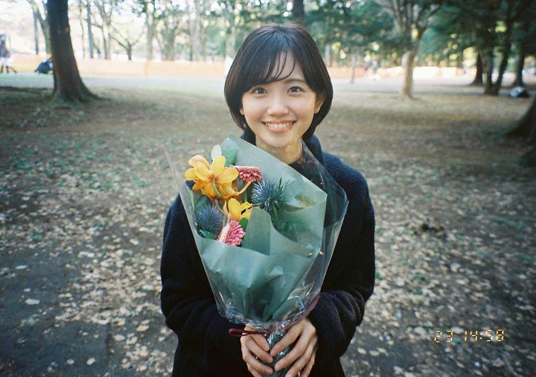 田中瞳さんのインスタグラム写真 - (田中瞳Instagram)「. 長年の友人が誕生日に選んでくれたこの黄色い花の名前が知りたくて、分からないまま年の瀬に。2021年のお仕事も残り僅かとなりましたが、楽しく駆け抜けようと思います😌」12月24日 2時13分 - hitomi_tanaka_9