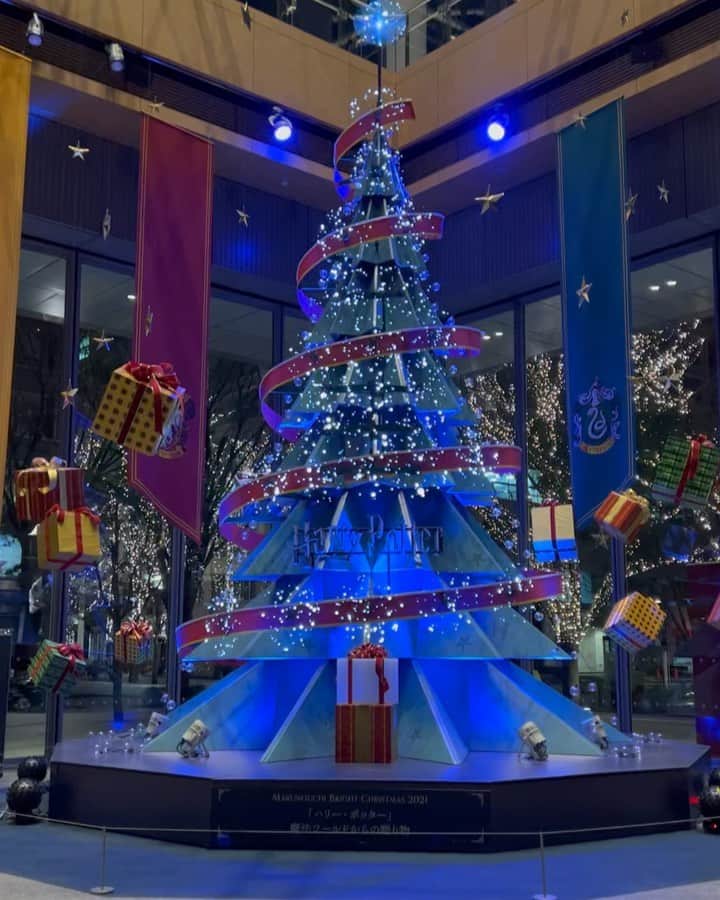 のインスタグラム：「魔法の世界からのクリスマスプレゼント🎁  #朝5時の絶景time 昨日朝お邪魔した東京・千代田区の丸ビルには魔法ワールドからの贈り物が！🎅 高さ9mのクリスマスツリー🎄 ハリー・ポッターの世界観を楽しめます☺️ 名シーンを再現したライティングショーが...幻想的✨ 午後3時からよる9時まで10分間隔で行われます！ ツリー自体は朝6時から午前0時まで見られます🎄 ハリポタで育ったわたくし、大大大興奮🧙‍♀️ 「ルーモス・マキシマ！」で雪を降らせてもらいました⛄️  ツリーには美しい魔法のような雪が！ 丸の内エリアでは、オリジナルの壁紙がもらえるスタンプラリーも開催されています！ ハリー・ポッターの世界観に浸れるクリスマスイベントは12/25(土)までです☺️ #thetime_tbs #丸の内 #丸ビル #ハリーポッター  #クリスマス #イルミネーション #クリスマスツリー  #丸の内イルミネーション #ハリポタ #ファンタスティックビースト  #tbs #tbsアナウンサー #篠原梨菜」