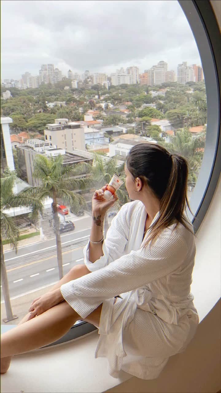 Gabriela Salesのインスタグラム：「Existe protetor solar perfeito para peles oleosas e eu posso provar! Lacrinhas, o Anthelios Airlicium FPS70 da La Roche-Posay além de proteger a pele, controla a oleosidade garantindo 12h de pele sequinha e aveludada. Ele também controla ativamente a oleosidade, absorvendo 7x mais do que os outros protetores. Quem tem pele oleosa e acneica vai amar! É o mais perfeito pra nosso tipo de pele. Alguém já usou? Me contem nos comentários!  @larocheposaybr @drogaraiaoficial *publi *Consultem sempre o dermatologista de vocês」