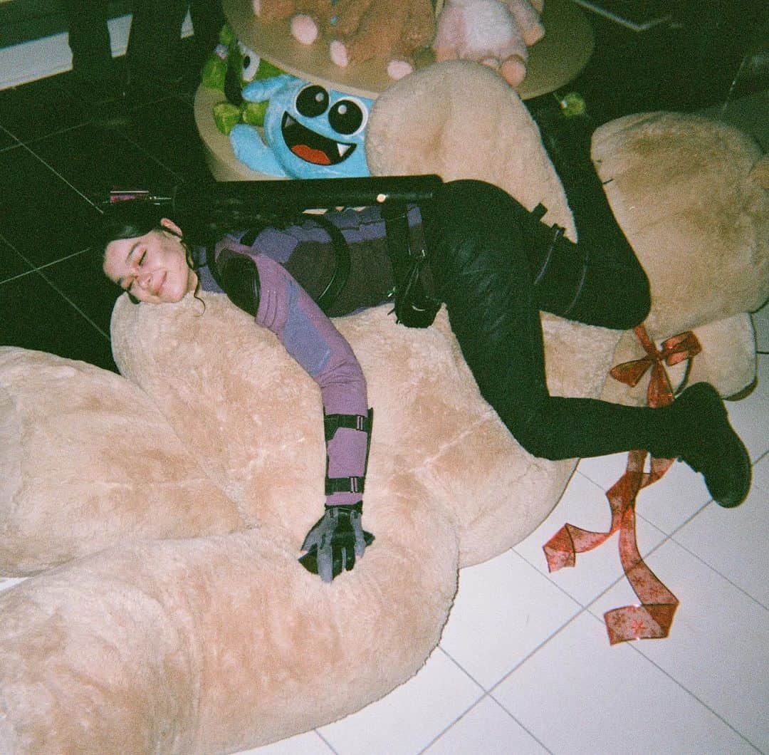 ヘイリー・スタインフェルドのインスタグラム：「season finale out now…💜  @hawkeyeofficial」