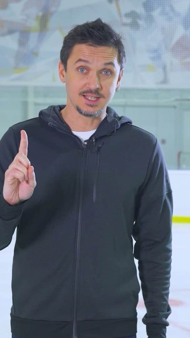 マキシム・トランコフのインスタグラム：「Вы знали, что каждое 9 ДТП в России происходит с участием нетрезвого водителя?   Мне трудно понять, что побуждает людей садиться за руль пьяными и почему страх за свою безопасность и безопасность других их не останавливает.   Я, как и многие,  вожу автомобиль. Иногда люблю посидеть с друзьями в спортбаре - поболеть за спортсменов в мужской компании. Но когда я планирую такое мероприятие, то еду на такси или договариваюсь с женой, чтобы заехала за мной. А как иначе?   И если для меня такая позиция что-то само собой разумеющееся, то для других - не всегда. Я убежден, что об этом надо говорить (особенно в предпраздничный период), поэтому решил присоединиться к проекту “Школа пешеходов”. Он о том, что было бы, если бы пешеходы научились уворачиваться от нетрезвых водителей. Но все мы понимаем, что даже если обычные люди научатся прыгать как спортсмены или артисты цирка, ситуации это не поможет, ведь дорога - не место для трюков!   Вся кампания получилась ироничной и запоминающейся. Авторы кампании - Diageo - специально сделали ее такой, чтобы в преддверии праздников (да и вообще всегда) напомнить , что садиться за руль в нетрезвом виде никогда не может быть правильным решением. В сторис оставил ссылку -  переходите, смотрите и делитесь с друзьями.   Не садитесь за руль в нетрезвом виде!」