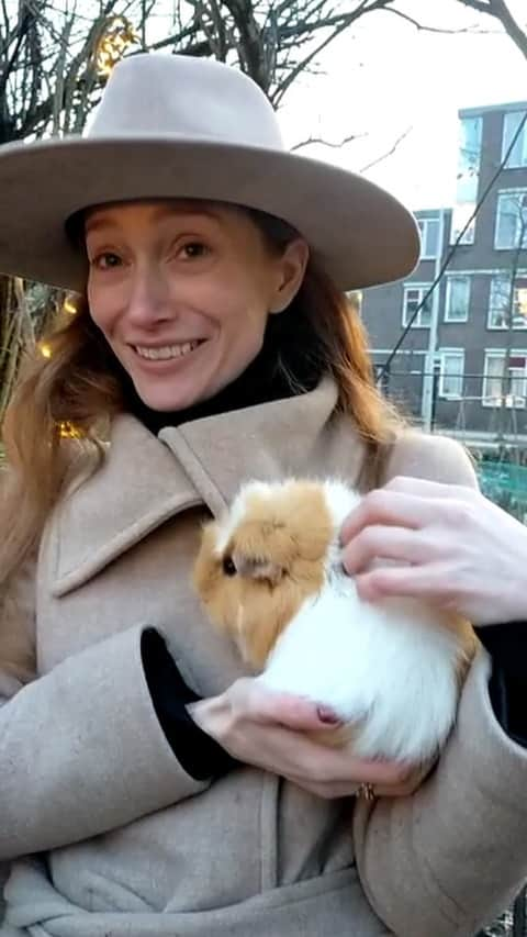 ロッテ・ヴァービークのインスタグラム：「To be hired for all your Guinea Pig whispering needs 😻 #sillyanimals ♥️」