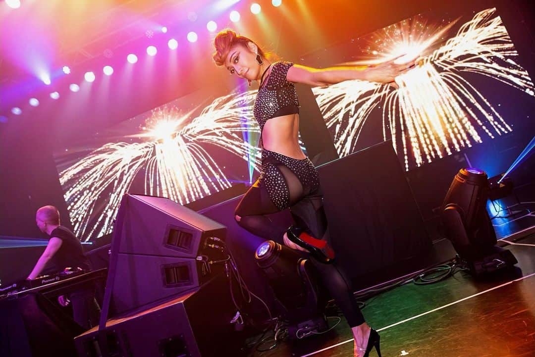 CYBERJAPAN Staffのインスタグラム：「Masayo on stage.  初代も初代…baby. Mio. とどっちが古いメンバーだっけ？いつからだっけ？話をしていました（笑） もはや昔過ぎて、時系列がよく分からない w 麻布十番のWAREHOUSE の頃、みんな現役だったという話をしていたら、LA FABRIQUE（現在渋谷のBERSHKAの地下に、かつてフランス🇫🇷から上陸したクラブがあった）に出てたという話が始まり、懐かしすぎてビックリしました w  Masayo のオーラと立ち姿が美し過ぎて、女が女に惚れるのが分かるという声が聞こえて来ました。  いゃ〜圧巻でございました👏👏👏  てか、皆んないくつになっても、スタイルが全然変わらずスリムなのは何故なんだ⁉️💦  Photo by @uhikaru   #cyberjapan #cyberjapandancers」