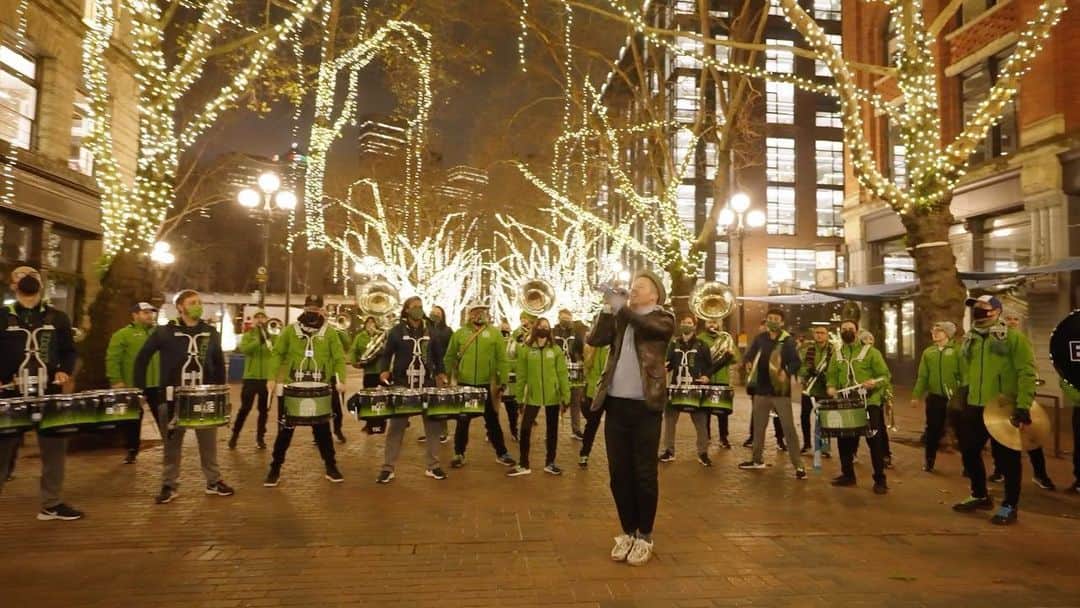 マックルモアーのインスタグラム：「“NEXT YEAR” LIVE FROM PIONEER SQUARE」
