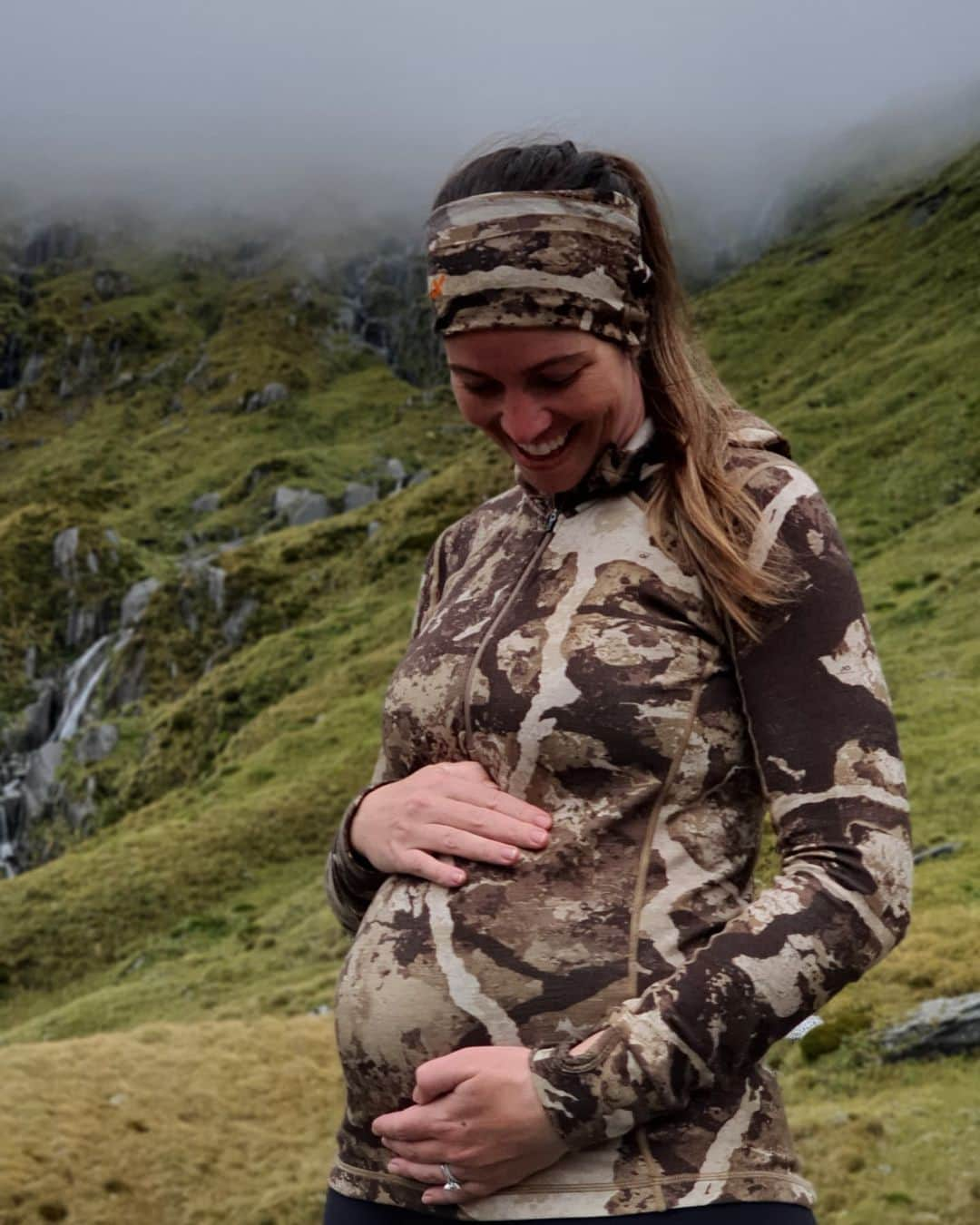 サラ・ウォーカーのインスタグラム：「It still feels surreal but Vin & I are excited to welcome a new addition to the world in 2022!  Thanks heaps to @lockerroom_nz for being able to capture & share the full story. Being an athlete and making plans for a family isn't always easy! (Check out their profile for the story)」