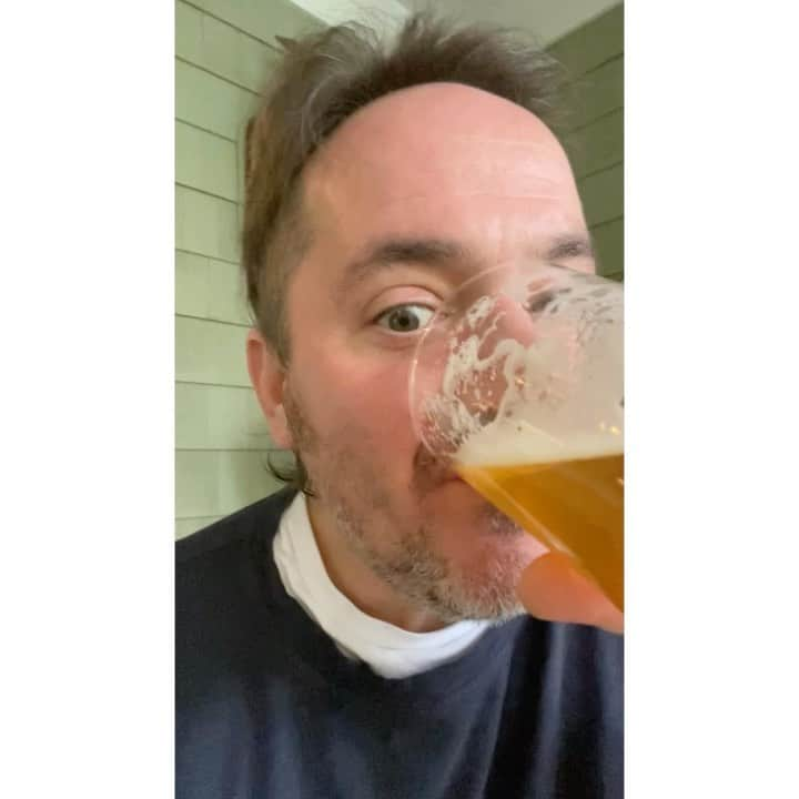 ベン・ファルコーンのインスタグラム：「Uhh…it’s clearly beer thirty. Happy Holidays everybody!」