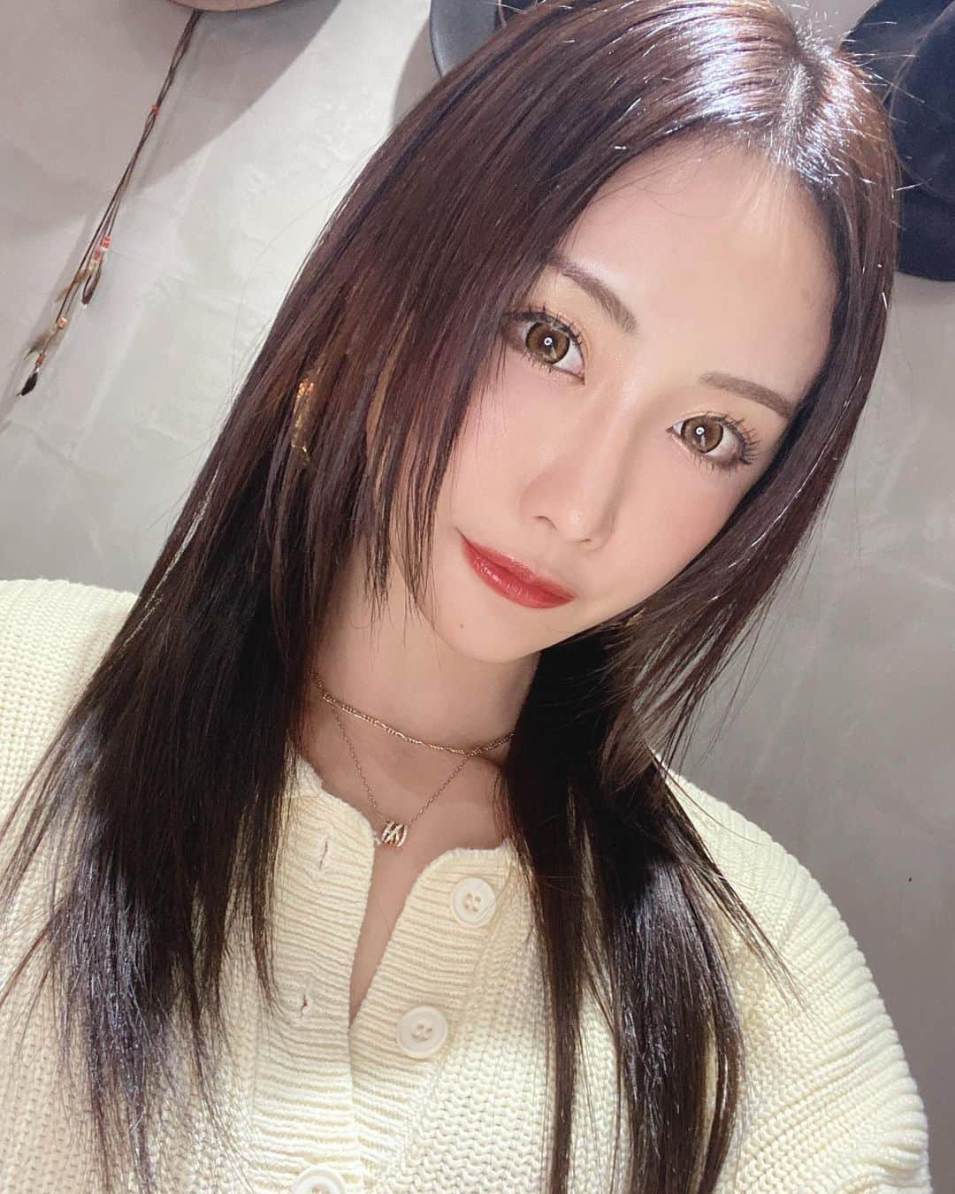 CHIHAさんのインスタグラム写真 - (CHIHAInstagram)「#newhair  暗くしてしまった..❤️  顔周りのこのカット！✂️ たったさん最高すぎる🥺‼︎ もぅ長年たったさんにお世話になってるけど、本当いつも期待以上の髪の毛に仕上げてくださるの😭‼︎‼︎‼︎ いつもありがとうございます💓  #merry #merryshibuya #hair  #haircolor」12月24日 17時30分 - chiha6170