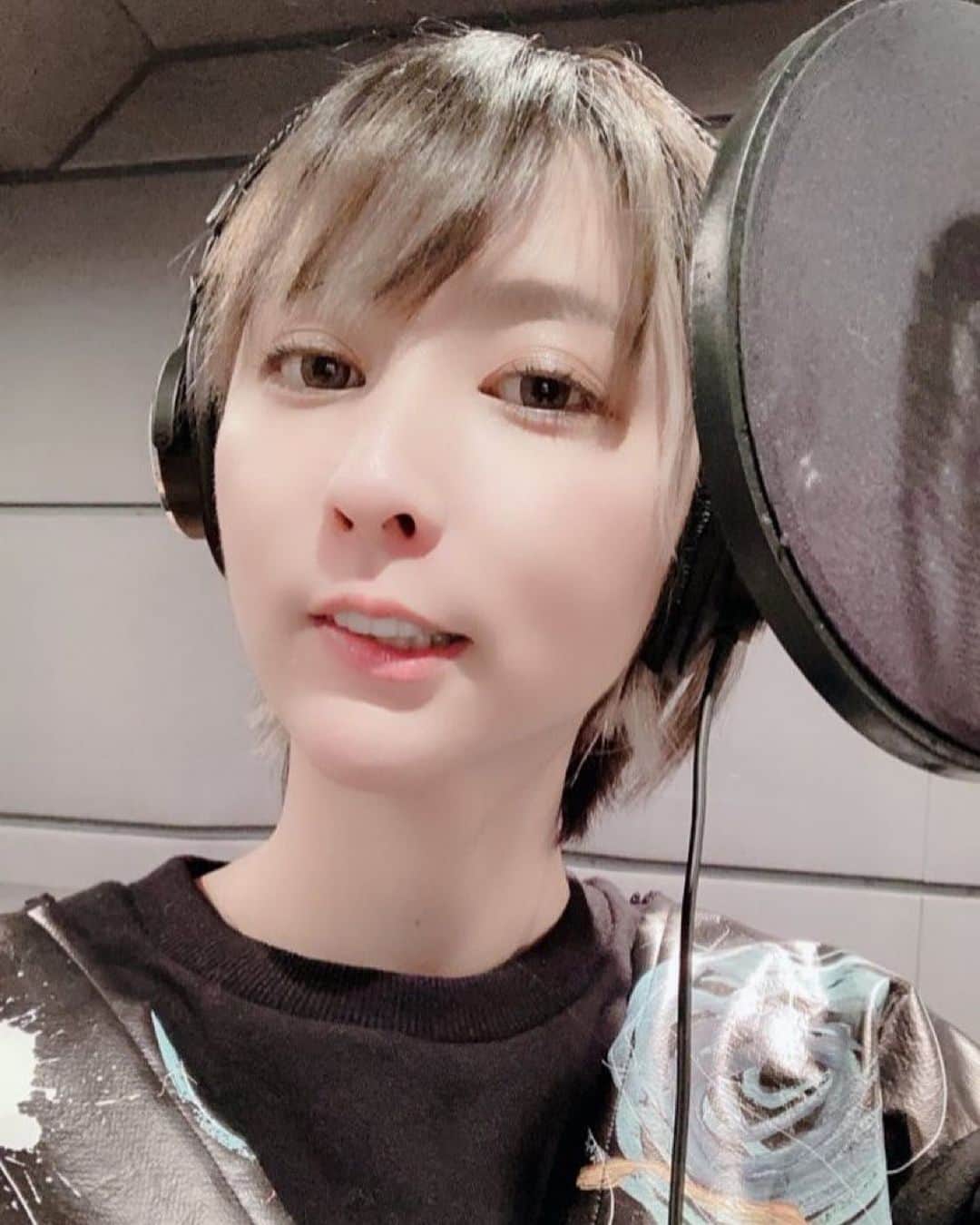 藍井エイルのインスタグラム：「イヴにちょっと刺激的な歌詞のレコーディング✨ ⁡ 最高のイヴじゃーん！！！ 楽しみにしてて！ ⁡ クラップもできる曲だよ！ ⁡ ⁡ ⁡ 明日クリスマスの夜20時〜は クリスマス特番「エイルとクリパ」が 藍井エイル Official YouTube チャンネルにてプレミアム配信されます☺️ ⁡ ⁡ 2/16にリリースされる新曲の「PHOENIX PRAYER」 の新ビジュアルとジャケット写真やMVのオフショットを初解禁🤭🪶 ⁡ そして、この番組でしか見られない スペシャルライブも予定してます☺️✨ ⁡ クリスマスの夜を一緒に楽しみましょうー🎄 ⁡ ⁡ ⁡ #エイルとクリパ」