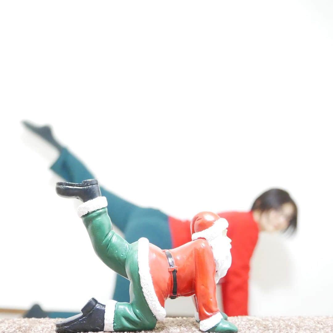 岩本乃蒼さんのインスタグラム写真 - (岩本乃蒼Instagram)「⁡ メリークリスマス🎄 今年ははじめてリースを作りました ⁡ お隣にはヨギーサンタ🧘🏼‍♂️🎅🏻 サンタさんの方が断然しなやかでして… ごとはる先生に教わりたいものです。 ⁡ 素敵なクリスマスを✨ #クリスマス #ヨガ  #クリスマスリース」12月24日 17時33分 - noa_iwamoto