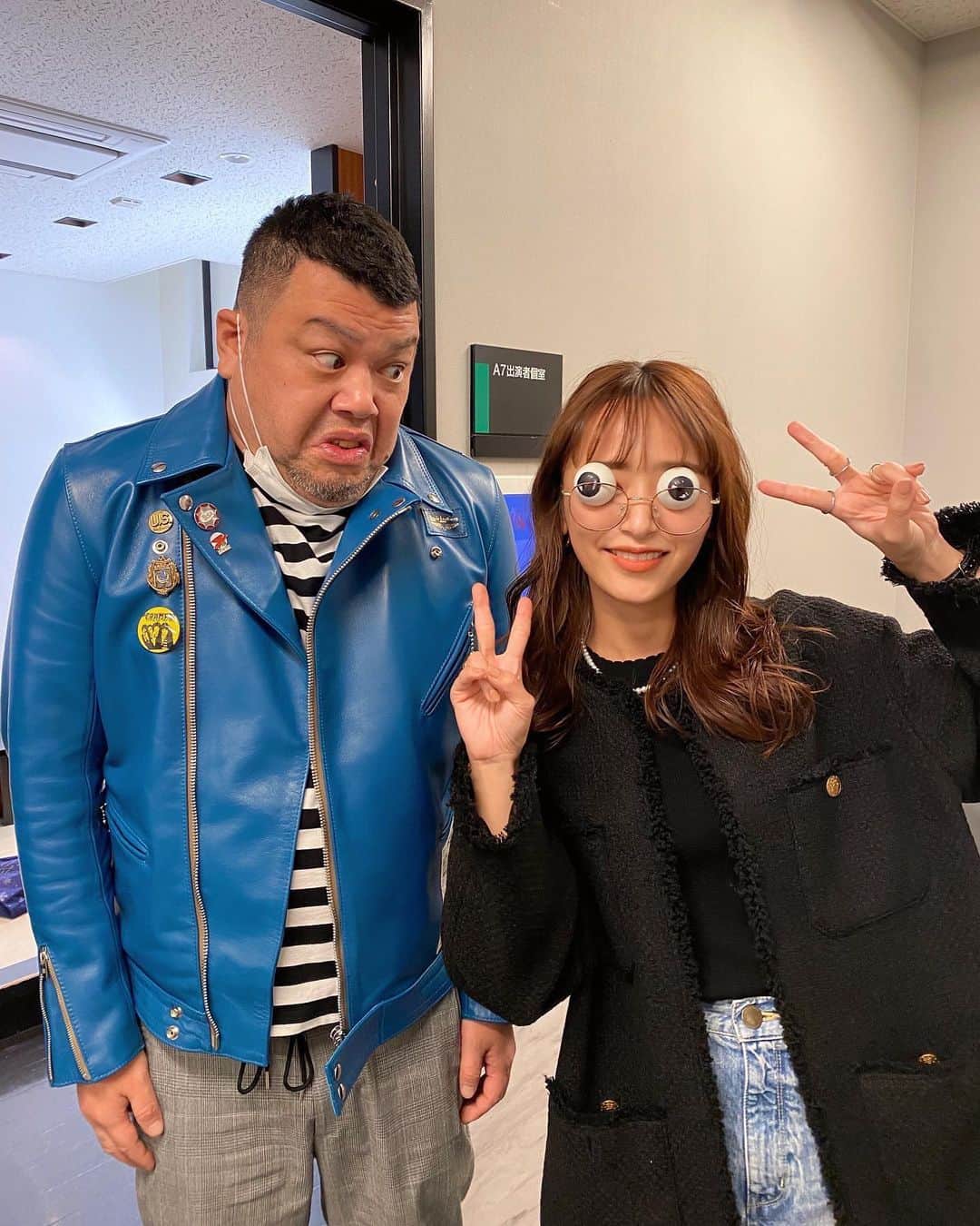 近藤千尋のインスタグラム：「メリークリスマス🎄🎅イヴ💕 今日は朝からラヴィットの本番前 サンタさんになりました❄️笑 レギュラーの皆さんと サンドウィッチマンさんと 楽しい時間でした😍❣️ まこちんが袋まで用意してる！って 言いながら撮ってくれました😍笑 (サンタさんの帽子は忘れた) プレゼントって選んでる時が一番幸せ🎁❤️❤️  本番でもくっきーさんの🎁が当たって 愛用させていただきます😂笑 今年最後のラヴィットでした❣️ 来年も楽しく金曜日の生放送を 皆さんと一緒に盛り上げれるように頑張ります☺️❤️  ウェア @longchamp  アクセサリー @roomx601  シューズ @dianashoespress」