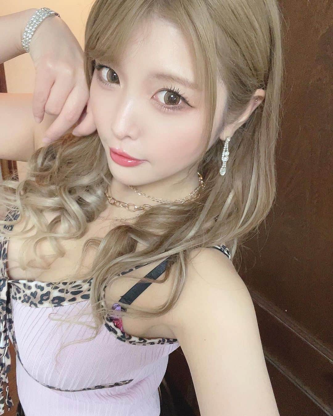 新村あかりのインスタグラム：「MILKさん撮影でした💓 おぢスキスキちゅっちゅ」