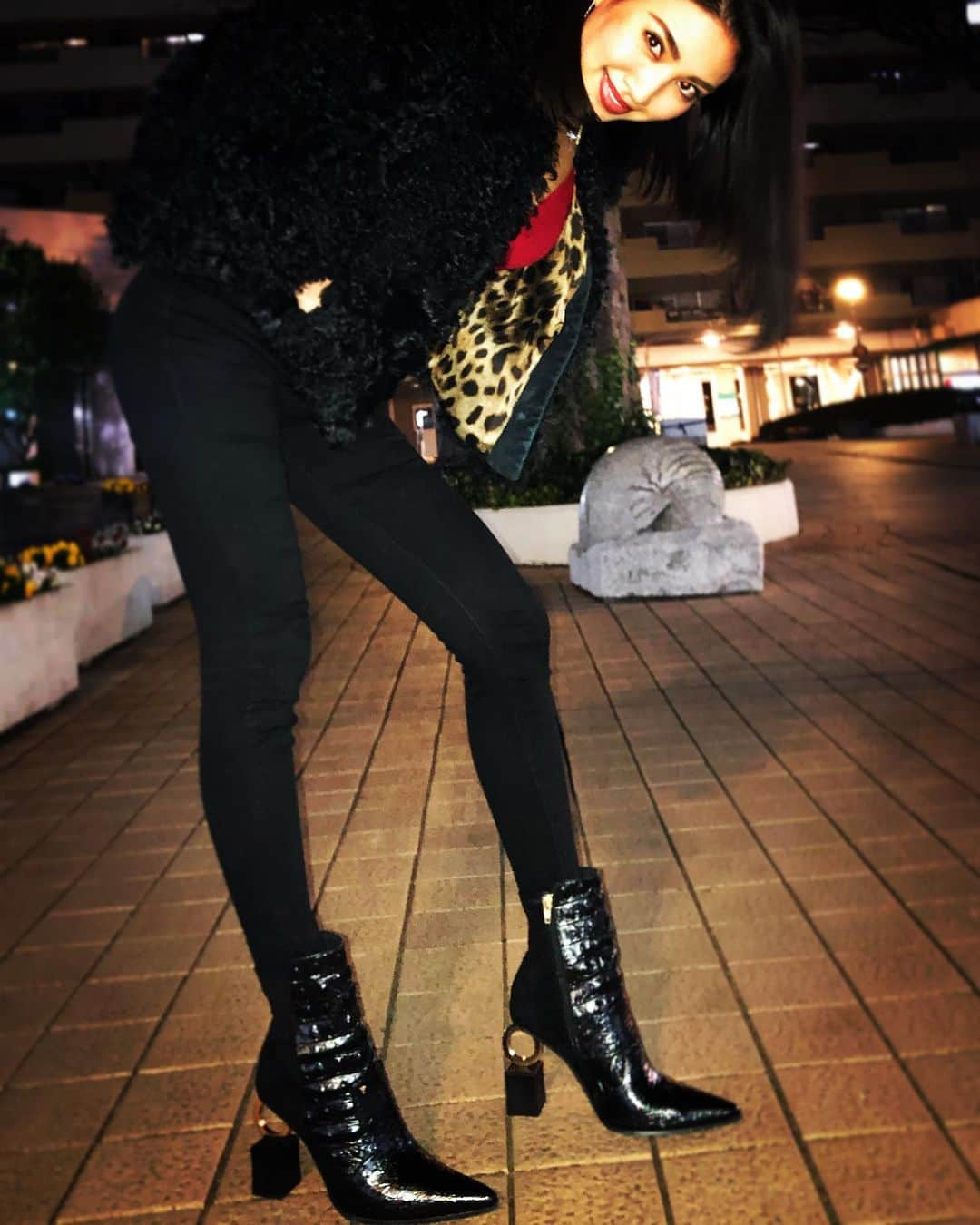 青山めぐのインスタグラム：「Gavial short boots 🐊♠️🐆♥️  #yello #yelloshoes #yelloshoes_official  #shortboots #black #crocodile #ootd #winterfashion #gavial」