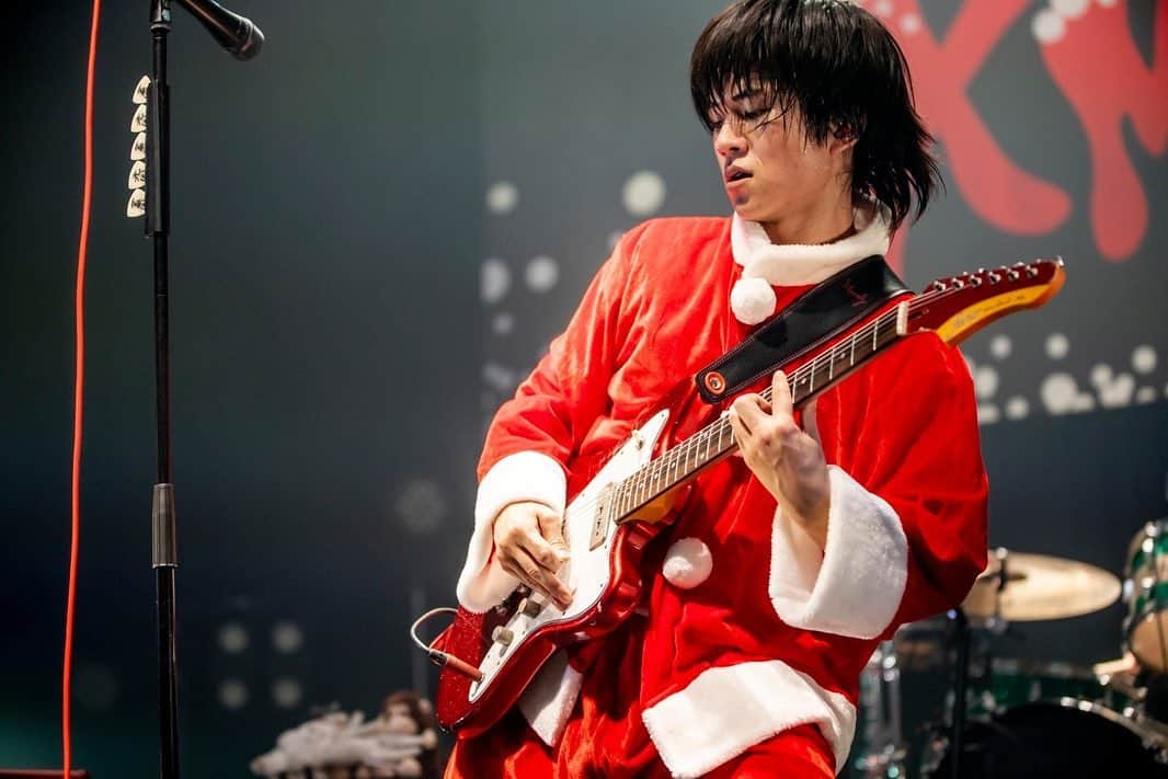 ヤマサキセイヤさんのインスタグラム写真 - (ヤマサキセイヤInstagram)「12/23 Zepp Sapporo HEY-XMAS  その場でセトリが決まっていくライブが究極のライブなのか…！？ こんなんマネできんで！笑 照明もPAもスタッフもその場で知る！ ゆるいと言いつつすごいよ！！ みーんな楽しそうやった！！ お客さんのお願い事もほぼNG無く叶えていくのさすがや🍺 パートチェンジしてやったDandadanのイントロが、ヘロヘロ過ぎて爆笑した。 お客さんの扱い方もドSなんやけど、様になる〜 いろいろとずっとおもろかったです笑 ありがとうございました〜！  写真 @vizkage  #キュウソネコカミ #HEYSMITH」12月24日 16時41分 - serubora