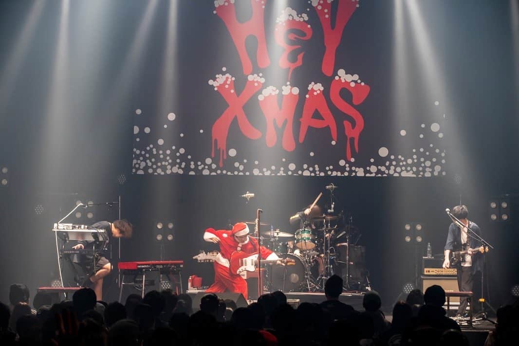 ヤマサキセイヤのインスタグラム：「12/23 Zepp Sapporo HEY-XMAS  その場でセトリが決まっていくライブが究極のライブなのか…！？ こんなんマネできんで！笑 照明もPAもスタッフもその場で知る！ ゆるいと言いつつすごいよ！！ みーんな楽しそうやった！！ お客さんのお願い事もほぼNG無く叶えていくのさすがや🍺 パートチェンジしてやったDandadanのイントロが、ヘロヘロ過ぎて爆笑した。 お客さんの扱い方もドSなんやけど、様になる〜 いろいろとずっとおもろかったです笑 ありがとうございました〜！  写真 @vizkage  #キュウソネコカミ #HEYSMITH」