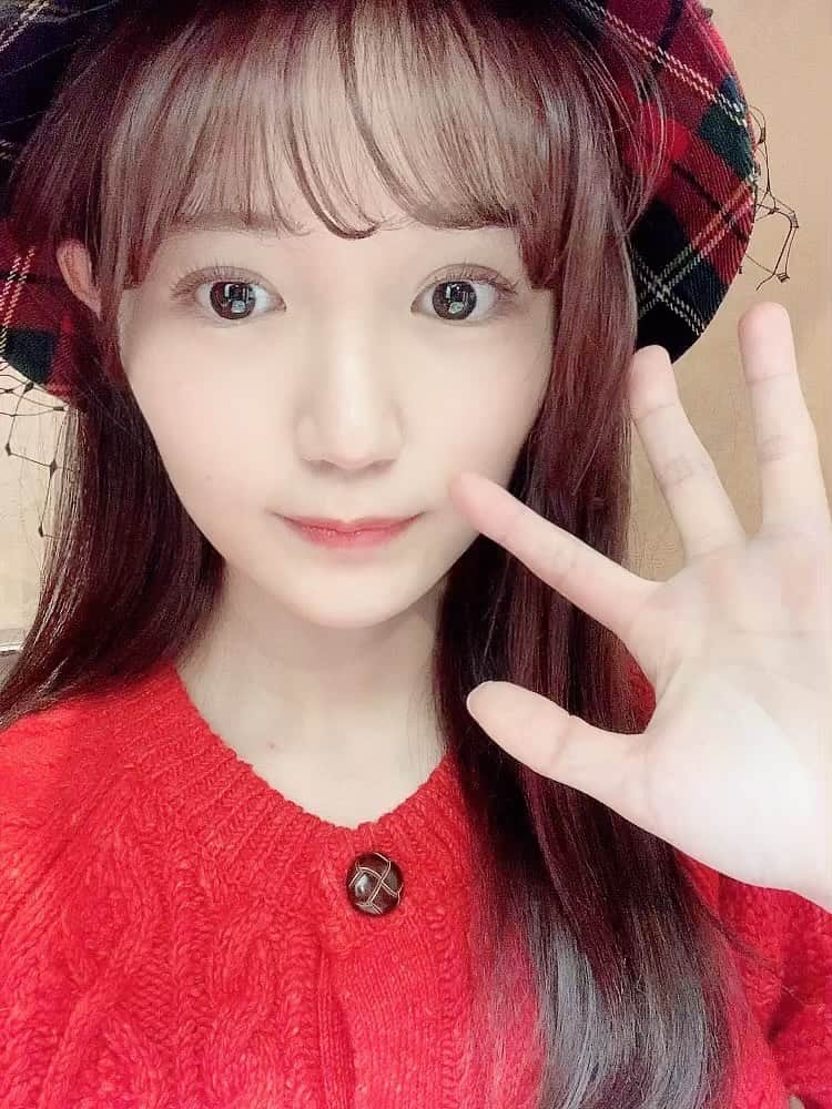 尾崎由香のインスタグラム：「メリークリスマスイブ🎅✨  明日は21時〜　#ぴゅありなクリスマス　インスタライブ観てね🎄❤️ 楽しいクリスマスにしようね♪♪  #クリスマス　#ツリー  #クリスマスコーデ　#メリークリスマス」