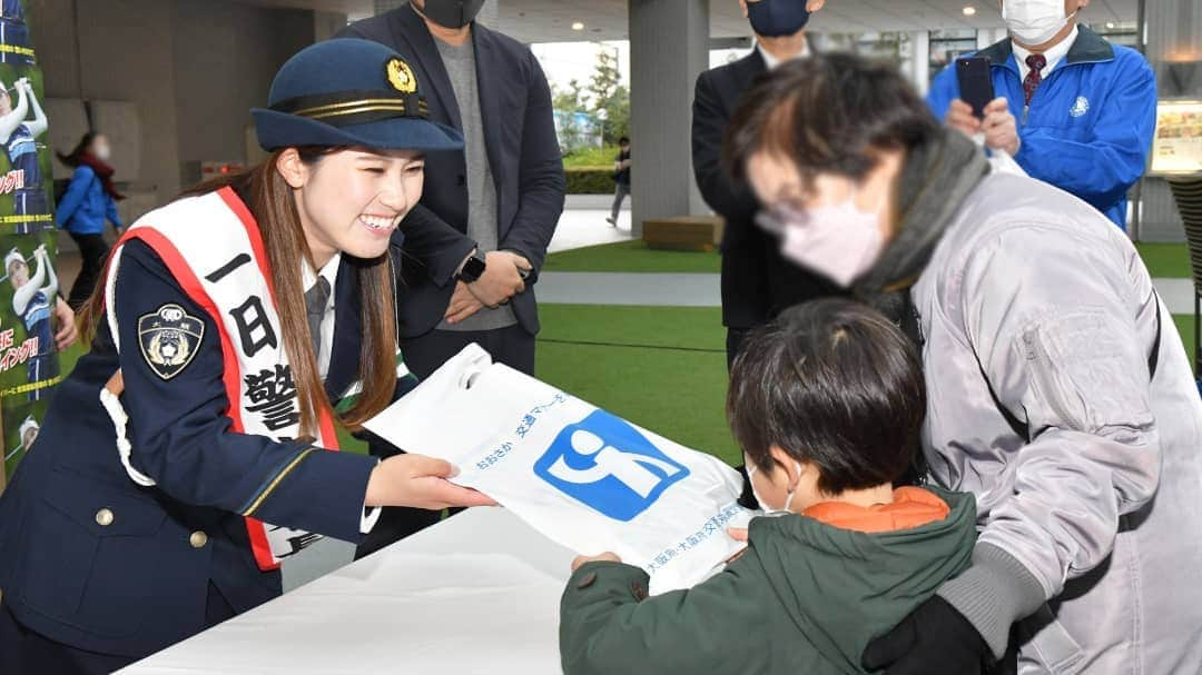 大阪府警察さんのインスタグラム写真 - (大阪府警察Instagram)「【プロゴルファー西村優菜選手 交通安全を呼び掛ける】 令和3年12月17日、港警察署は、大阪ベイタワーアトリウム広場において、年末の交通事故防止運動啓発キャンペーンを開催しました。 一日警察署長にプロゴルファーの西村優菜選手をお迎えし、交通安全を呼び掛けました。  ※西村優菜選手の交通安全メッセージ動画もぜひご覧ください。   #大阪府警察公式 #大阪府警察 #大阪府警 #府警 #警察 #ポリス #POLICE #港警察署 #港署 #大阪ベイタワーアトリウム広場 #年末の交通事故防止運動 #啓発キャンペーン #一日警察署長 #プロゴルファー #西村優菜プロ #西村優菜 #交通安全教育班 #交通安全教室 #交通安全メッセージ #安全運転#大切な命を守りましょう #交通安全 #敬礼 #笑顔 #STOP #飲酒運転 #飲酒運転撲滅 #飲酒運転防止 #フルスイング #凛々しい姿」12月24日 17時17分 - fukei_koho