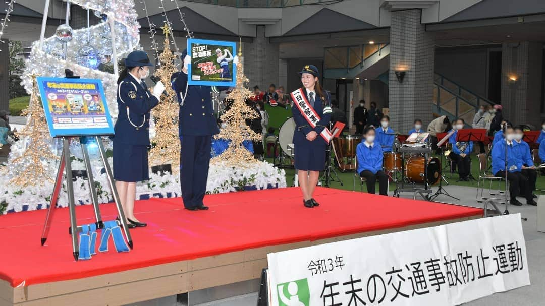 大阪府警察さんのインスタグラム写真 - (大阪府警察Instagram)「【プロゴルファー西村優菜選手 交通安全を呼び掛ける】 令和3年12月17日、港警察署は、大阪ベイタワーアトリウム広場において、年末の交通事故防止運動啓発キャンペーンを開催しました。 一日警察署長にプロゴルファーの西村優菜選手をお迎えし、交通安全を呼び掛けました。  ※西村優菜選手の交通安全メッセージ動画もぜひご覧ください。   #大阪府警察公式 #大阪府警察 #大阪府警 #府警 #警察 #ポリス #POLICE #港警察署 #港署 #大阪ベイタワーアトリウム広場 #年末の交通事故防止運動 #啓発キャンペーン #一日警察署長 #プロゴルファー #西村優菜プロ #西村優菜 #交通安全教育班 #交通安全教室 #交通安全メッセージ #安全運転#大切な命を守りましょう #交通安全 #敬礼 #笑顔 #STOP #飲酒運転 #飲酒運転撲滅 #飲酒運転防止 #フルスイング #凛々しい姿」12月24日 17時17分 - fukei_koho