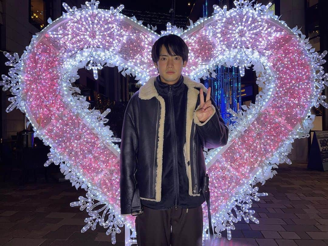 赤楚衛二さんのインスタグラム写真 - (赤楚衛二Instagram)「今年も撮れました笑 皆様メリークリスマス🎅  #merrychristmas  #メリクリ #修学旅行の記念写真風」12月24日 17時28分 - akasoeiji