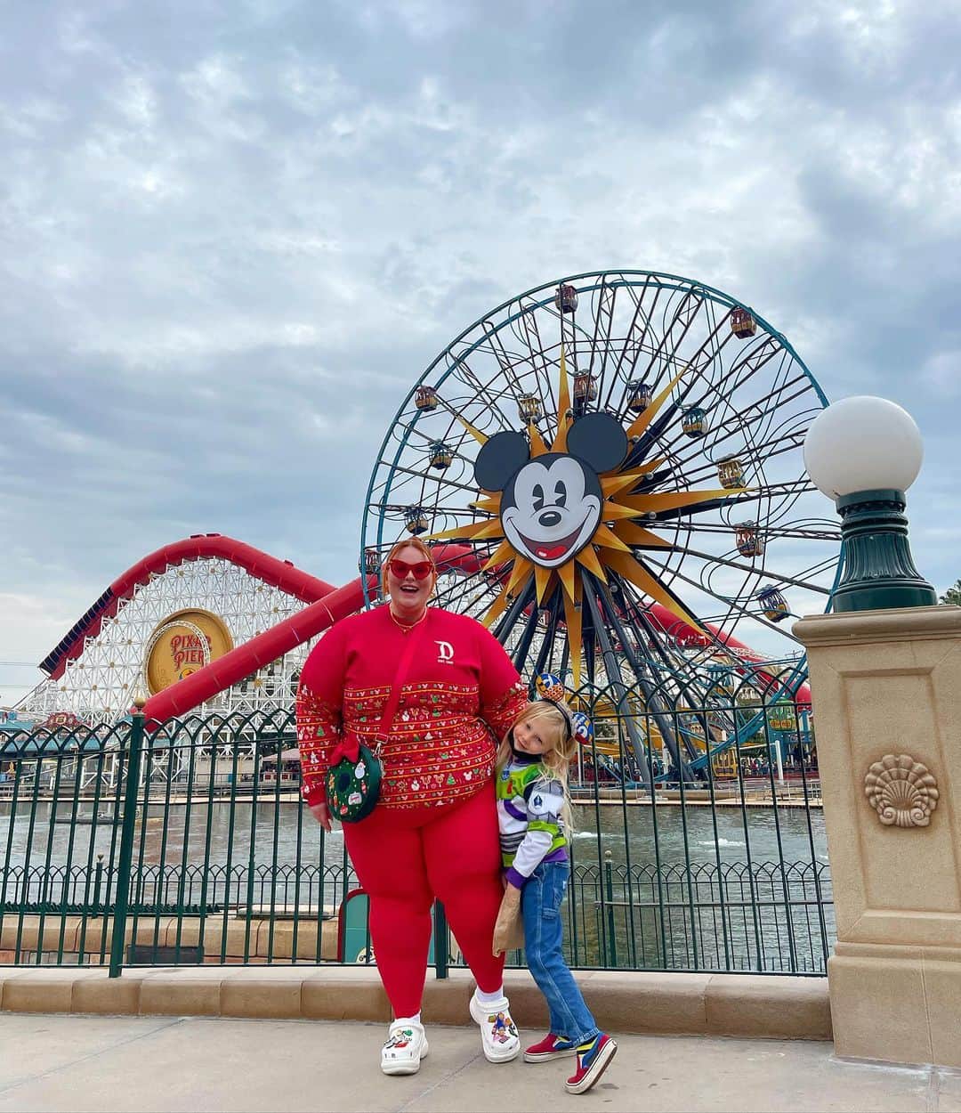 テス・ホリデーのインスタグラム：「It’s been over 2 years since I had a Disney day with my boys & we suuuure did miss it 🥺🎄❤️」