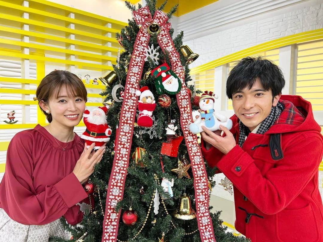 大家彩香さんのインスタグラム写真 - (大家彩香Instagram)「メリークリスマース🎄  赤いコートの 青山予報士とともに❤️  みなさん、素敵なクリスマスを お過ごし下さい♥️  #どさんこワイド朝#札幌テレビ#stv#大家彩香#青山竜#クリスマスイヴ#クリスマス#クリスマスツリー」12月24日 8時53分 - ayaka_oie_official