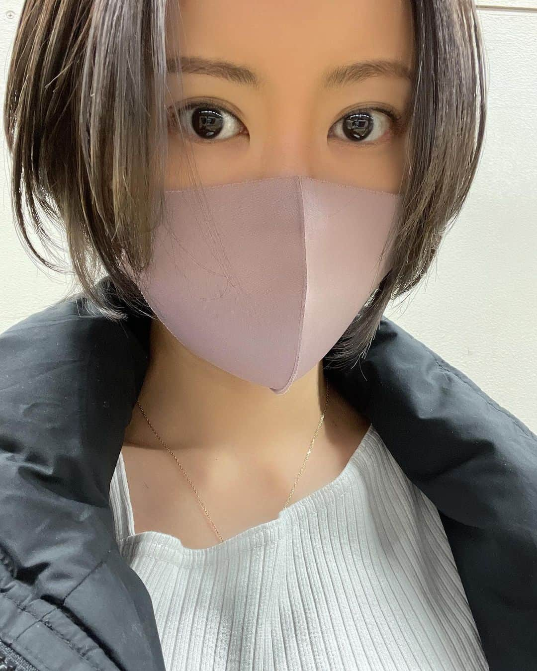 琥珀うたのインスタグラム：「. . イメチェン💇‍♀️ そして、タクシー広告の撮影してきた☺️ 来年、タクシーのモニターに流れるそうです💁‍♀️ 待ち時間に配信してたんだけどスクショ撮ってくれたので送ってもらった🤣 . . . #bigolive  #shooting #hair #newhair #newhaircolor  #japanesegirl  #広告撮影 #撮影 #ライブ配信」