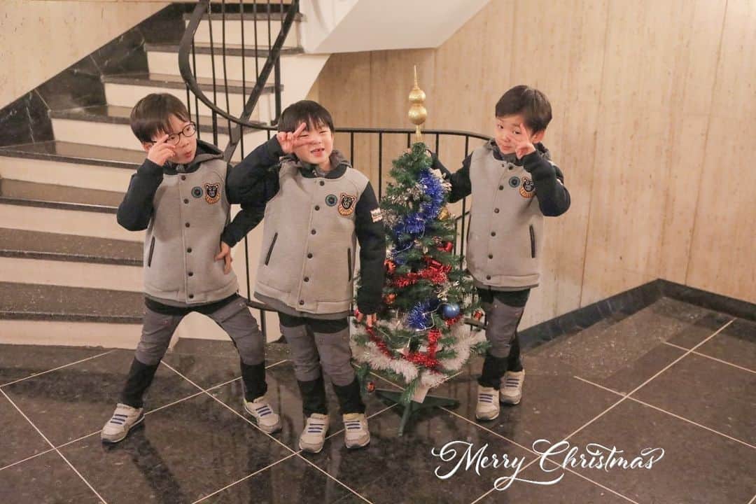 ソン・イルグクのインスタグラム：「Merry Christmas! 여러분 모두 즐겁고 행복한 크리스마스 되시기를 기원하겠습니다~^^ (사진은 2017년 겨울 파리에서 찍은 사진입니다. 얼마 안 된 것 같은데 이때만 해도 정말 귀여웠네요 ㅎㅎ)」