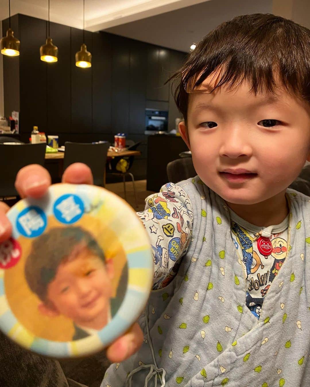 中村獅童さんのインスタグラム写真 - (中村獅童Instagram)「ハル君クッキー販売しまーす、  　と思ったら食べちゃいました。  #陽喜 #非売品」12月24日 10時41分 - shido_nakamura
