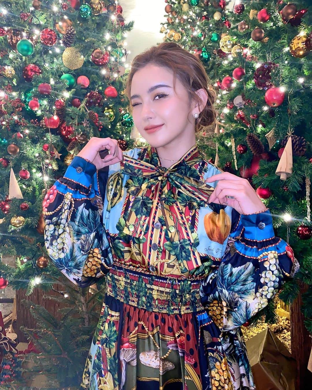 カレンさんのインスタグラム写真 - (カレンInstagram)「Xmasみんな何するの？🎄🤶  クリスマスは びっしりステージあるので、 お仕事モード たくさん踊ってきます👯‍♀️🔥  ツリー前で撮ったXmasっぽい 写真あったので 載せます🤣🙏笑  ヘアセットはいつもの 【 @beauty_salon_nagomi 】 お洋服に合わせて いつも盛れる セットしてもらってます🥰💓  #MerryChristmas #christmas2021 #Xmas #クリスマス」12月24日 11時02分 - cjd_karen