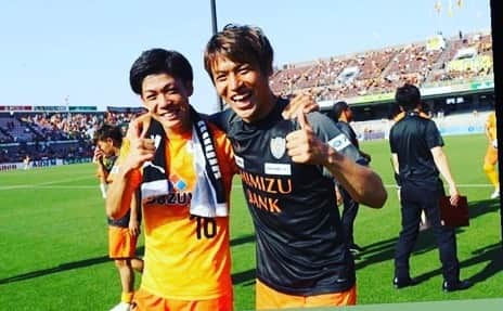 中村慶太さんのインスタグラム写真 - (中村慶太Instagram)「3年間本当にありがとうございました！ リリースを出してから沢山の応援コメントや、メッセージをいただきました！ 全員には返信できませんでしたが、全て読ませてもらっています。 あまり目立った活躍ができない中でも多くのファンやサポーターに常に支えてもらい、濃い3年間を過ごせました。 清水エスパルスは、vファーレン長崎と同じく特別なチームになりました。 新天地でも自分らしく、楽しみながらファンやサポーターに愛される存在になれるように頑張ります。 #清水エスパルス #中村慶太 #感謝 #vファーレン長崎 #柏レイソル」12月24日 11時13分 - nakakei20