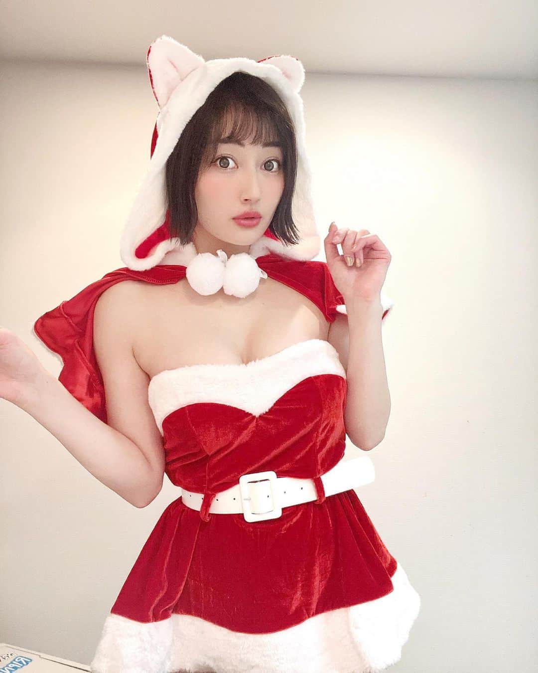 新藤まなみさんのインスタグラム写真 - (新藤まなみInstagram)「⁡ ⁡ ⁡ 𝑴𝒆𝒓𝒓𝒚 𝑪𝒉𝒓𝒊𝒔𝒕𝒎𝒂𝒔...🎄🎁❣️ ⁡ 皆さま今年のクリスマスはどう過ごすの？😉 ⁡ 私は絶賛お仕事であります。。📸😹笑 ⁡ ささやかですがクリスマスコスチュームゲットしたので 少しでもクリスマス感じたくて おうちで撮ったよーーー🏠✨ ⁡ @bodyline_tokyo  さんのサンタコス🧑‍🎄💗 猫耳可愛くないですか、？😽  PR @bodyline_tokyo #bodyline #サンタコスプレ #クリスマスコスプレ #サンタコスチューム #質のいいおっぱい」12月24日 11時21分 - manami_official_