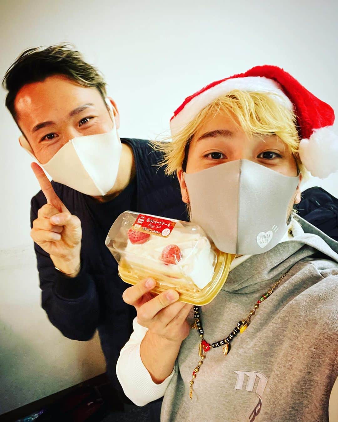 荒木駿平のインスタグラム：「めりーくりすますいぶ  #この人昨日顔こわばってた #でもリハ終わりサンタ帽被ってケーキとチキン狙ってた #謎の一本指 #556円のケーキ #あんなに豪華なケーキあったのにコンビニケーキで写真撮っちゃうのなんで」