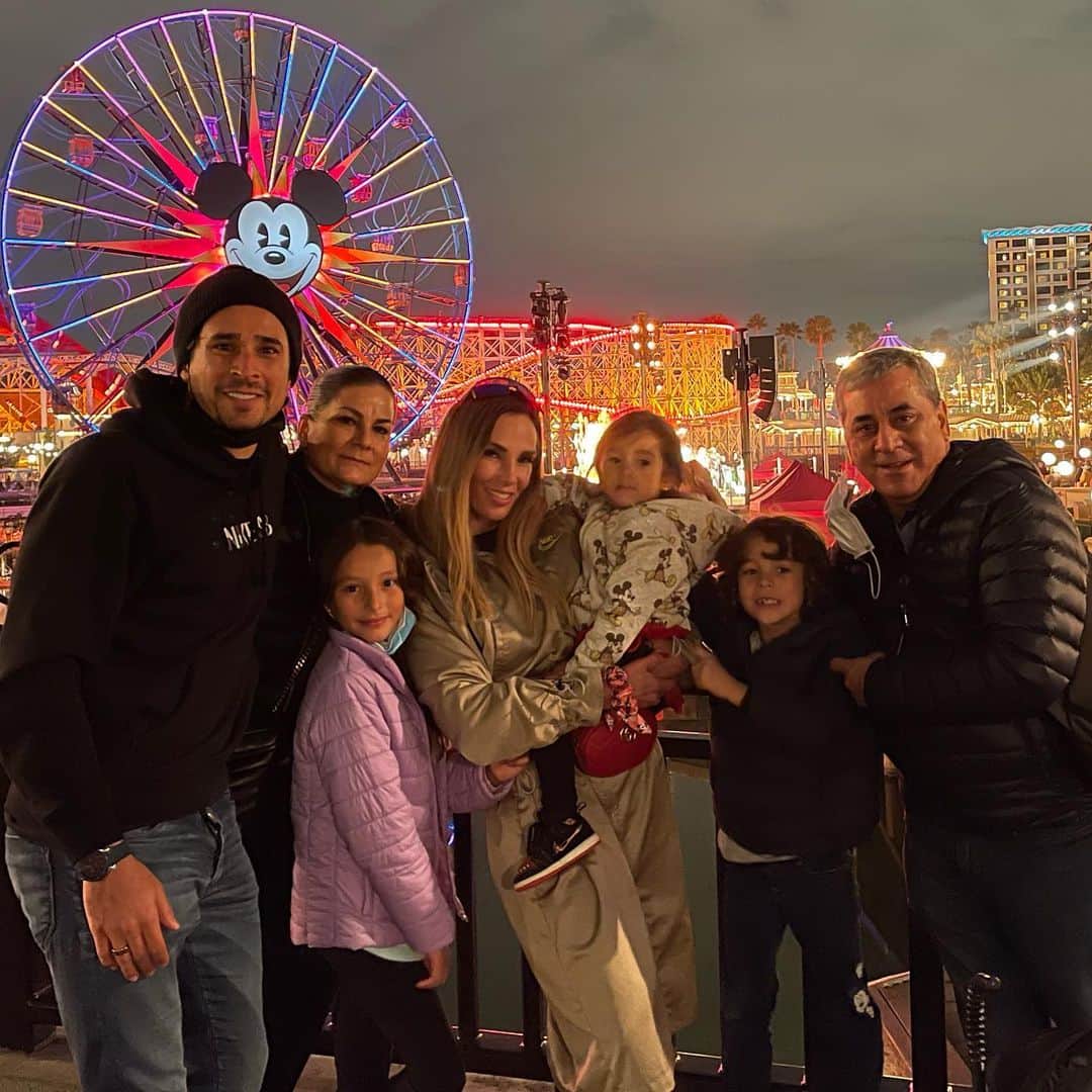 ギジェルモ・オチョアのインスタグラム：「Días Mágicos en Familia 😃 🪄 🎩 💥… #NoMemoNoParty #YS8A」