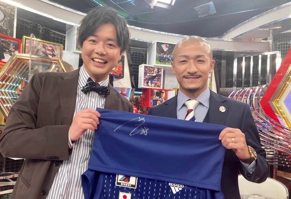 しゅうぺいのインスタグラム：「サッカーアース⚽️ 前田大然選手お忙しい中出演 ありがとうございました✨ やっぱり生でサッカー選手見るとただのサッカー大好き少年に戻ってしまいます😅 得点王&ベストイレブンおめでとうございます✨ サインも頂いて嬉シュウペイ✨ これからも応援してます🎉  #前田大然 選手 #サッカーアース #日本代表 #得点王 #ベストイレブン #スピードスター」