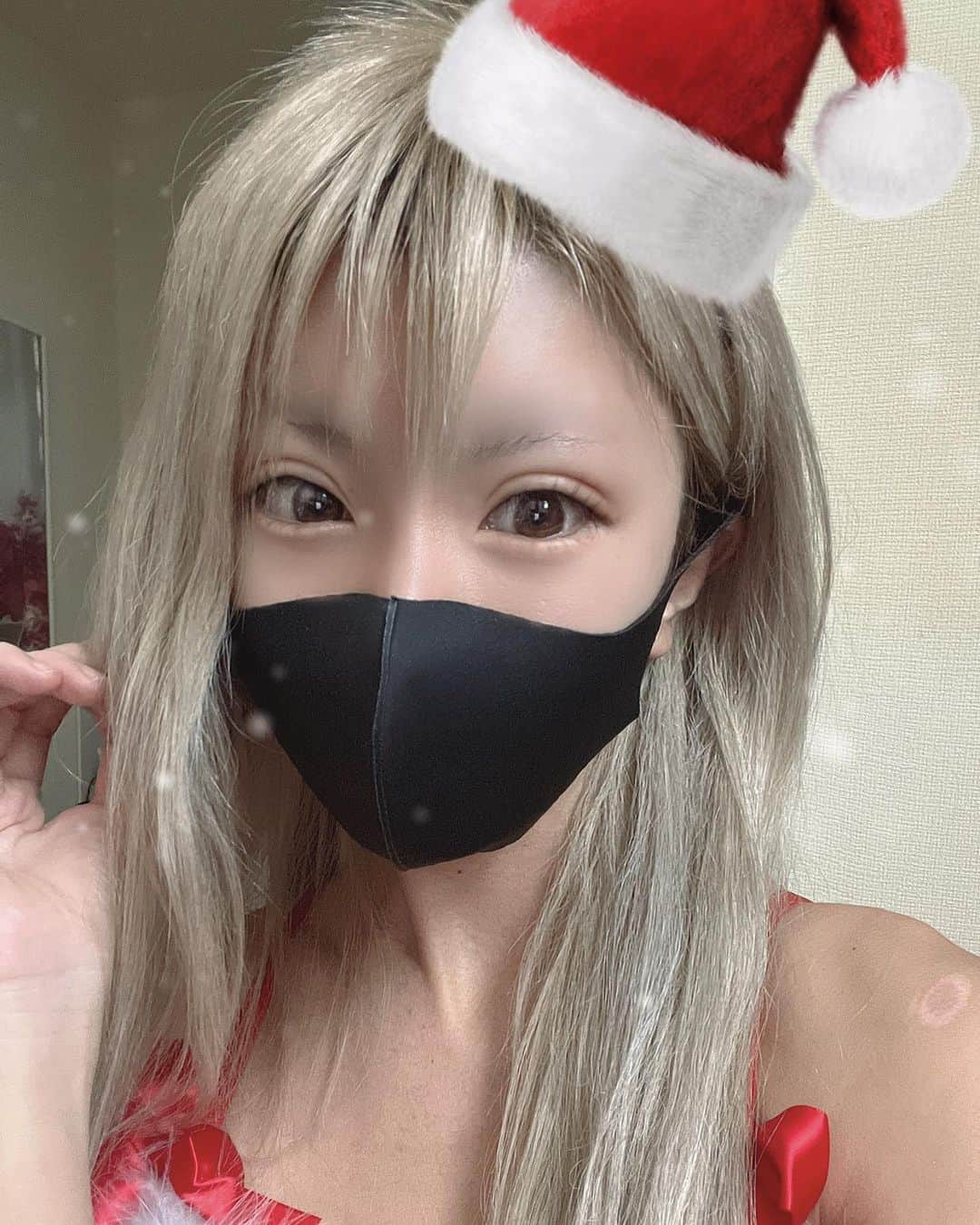 やよさーんさんのインスタグラム写真 - (やよさーんInstagram)「. merry xmas eve 🤶🎄💖 今日はすっぴんサンタからスタート🤣🤶🎄💖 適当にスタンプつけただけ🤣適当にも程がある🤣🤣🤣 次の投稿をご期待下さい🤶🎄💖 . . @alvertz_official のオリジナルマスク😷🖤🖤 いつも使い捨ての白いマスク使ってるから感動した🥺🥺 このマスクの素材めちゃふんわりしてて良い😍😍 . 12/31まで全商品10パーOFFになる私専用のクーポン発行して頂きました💖💖 お得なチャンスです😍🌟 マスク以外にも可愛い洋服などあるのでチェックしてみてね🌟🌟  【yayosaan】👈クーポンコード✨✨ お会計時に入力したら合計から10パーOFFになりますので是非使って下さい💖💖💖 . . #クリスマスイヴ#サンタ#マスク#マスクショップ#マスク女子#小顔効果#ファッション通販#プチプラ通販#裸眼#すっぴん#透明感#韓国女子#ギャル#クリスマスプレゼント」12月24日 12時04分 - yayosaan