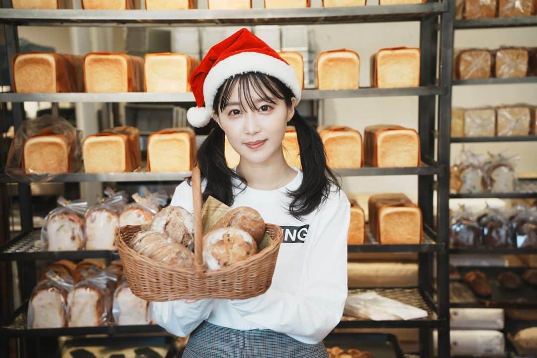 休井美郷さんのインスタグラム写真 - (休井美郷Instagram)「【Merry X'mas】 本日から2日間 バイキングベーカリーエフにて 全粒粉パンを販売しています✨  店頭でお待ちしております。✨」12月24日 12時03分 - kyuui_misato