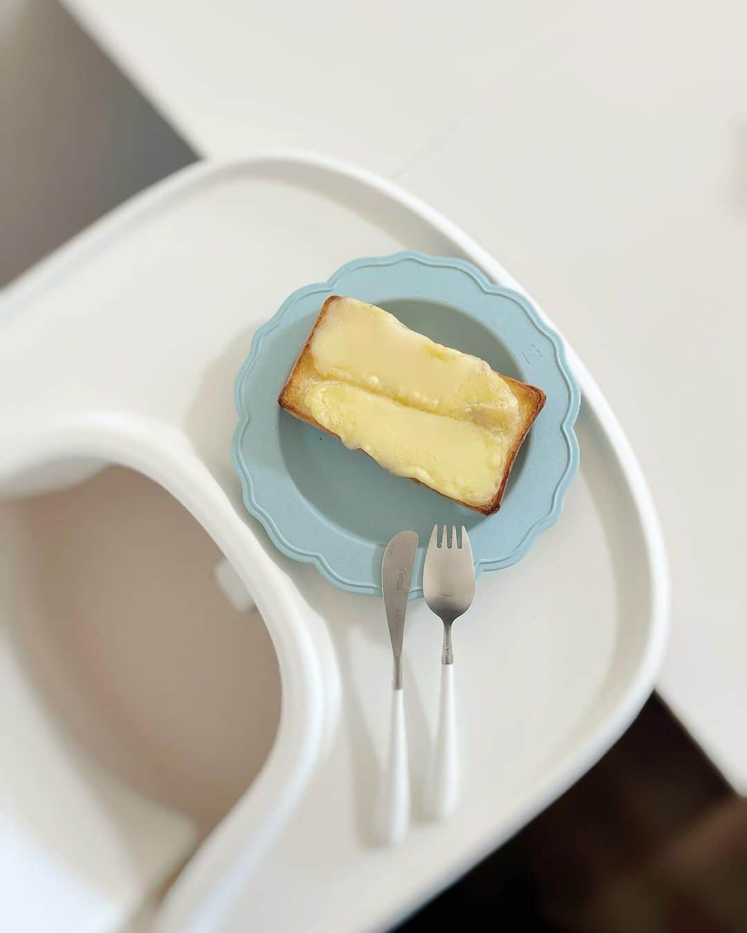 越馬千春さんのインスタグラム写真 - (越馬千春Instagram)「.  ちょっと贅沢なおやつに🧀❣️ ラクレットチーズで作ったチーズトースト🍞🧀  子供達も大喜びです✨☺️  @homeofcheese_jp #いつでもチーズ #チーズはやっぱりフランスでしょ #enjoyitsfromeurope #FRENCHMOMENTS #ラクレットチーズ」12月24日 12時04分 - chiharukoshiba