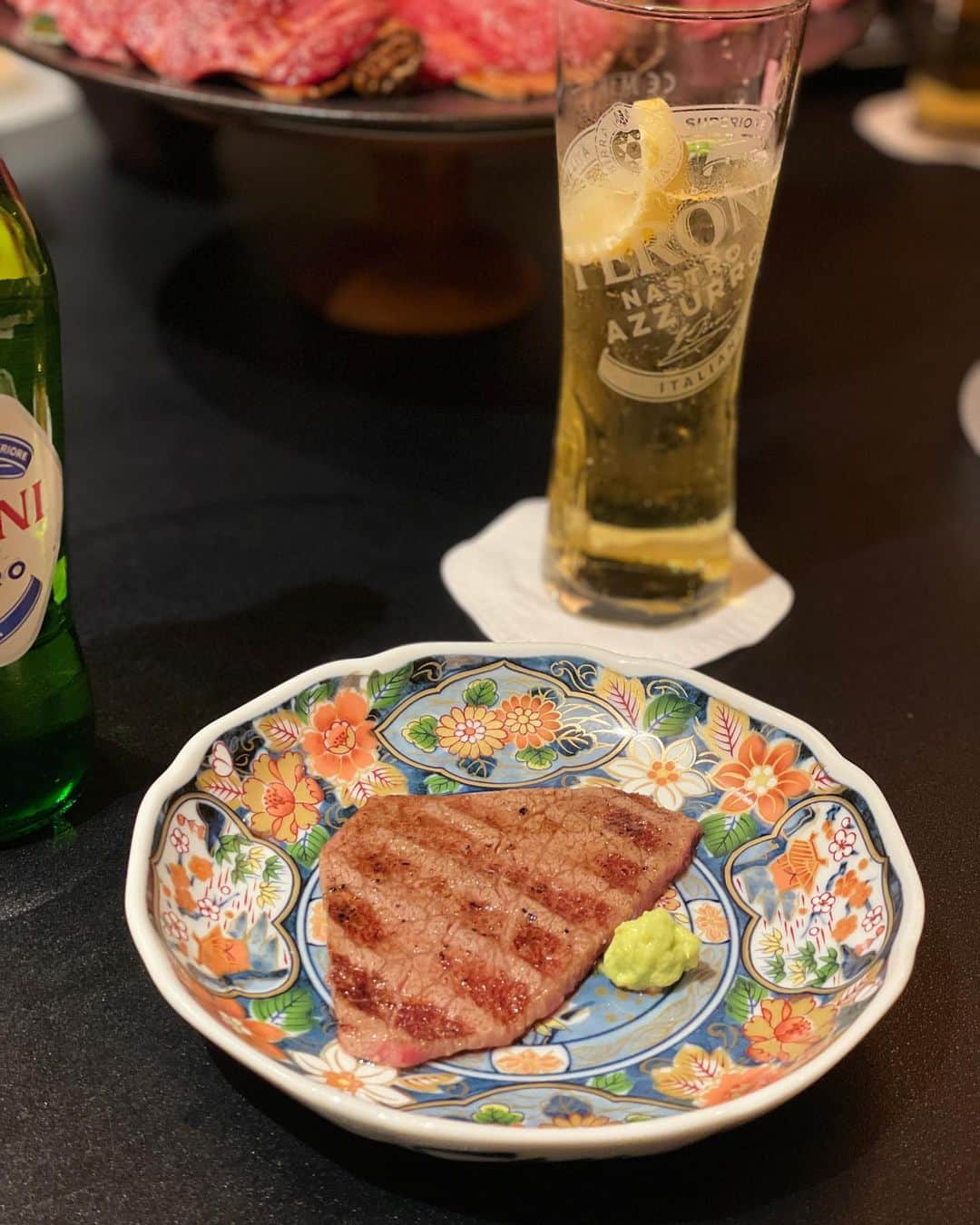 谷亜沙子さんのインスタグラム写真 - (谷亜沙子Instagram)「@yakinikuten_x と @peroni_jp のコラボディナーに行ってきました🥩🍺  美味しいお肉とイタリアビールの組み合わせは本当に最高ですよね♡  トリュフがかかっていたり見た目も美味しさも抜群なお料理がたくさん… ビールで煮込んだ牛タンスープはほろほろ柔らかくて特に絶品🥺  おいしいお酒とご飯ってしあわせだよね。  #yakiniku #dinner #peroni #beer」12月24日 12時04分 - asyakodayo