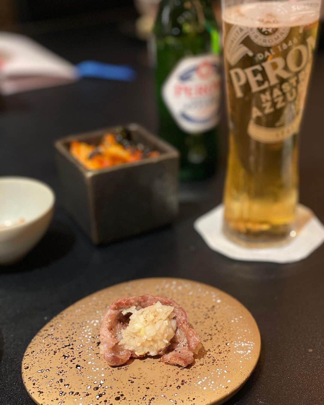 谷亜沙子さんのインスタグラム写真 - (谷亜沙子Instagram)「@yakinikuten_x と @peroni_jp のコラボディナーに行ってきました🥩🍺  美味しいお肉とイタリアビールの組み合わせは本当に最高ですよね♡  トリュフがかかっていたり見た目も美味しさも抜群なお料理がたくさん… ビールで煮込んだ牛タンスープはほろほろ柔らかくて特に絶品🥺  おいしいお酒とご飯ってしあわせだよね。  #yakiniku #dinner #peroni #beer」12月24日 12時04分 - asyakodayo