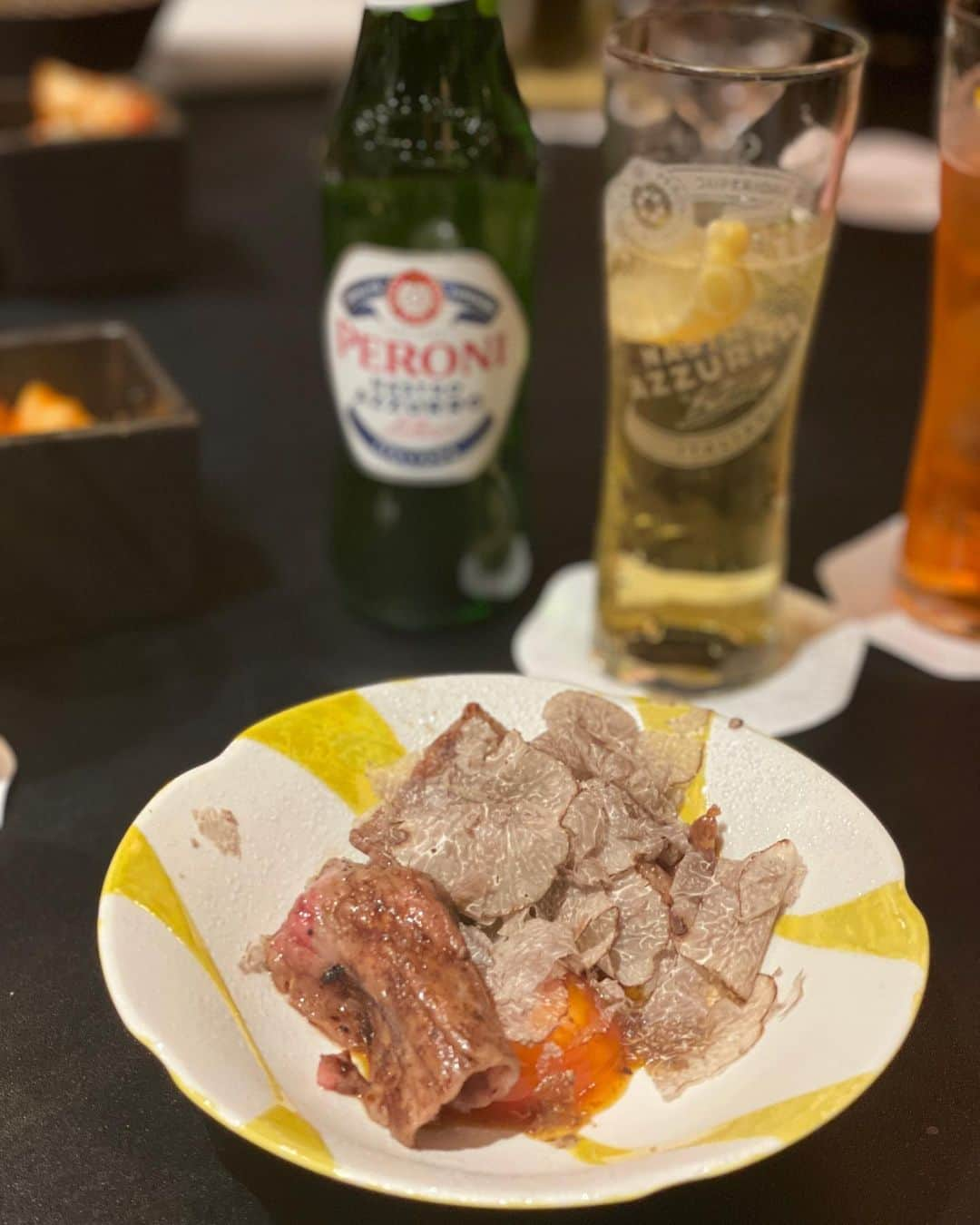 谷亜沙子さんのインスタグラム写真 - (谷亜沙子Instagram)「@yakinikuten_x と @peroni_jp のコラボディナーに行ってきました🥩🍺  美味しいお肉とイタリアビールの組み合わせは本当に最高ですよね♡  トリュフがかかっていたり見た目も美味しさも抜群なお料理がたくさん… ビールで煮込んだ牛タンスープはほろほろ柔らかくて特に絶品🥺  おいしいお酒とご飯ってしあわせだよね。  #yakiniku #dinner #peroni #beer」12月24日 12時04分 - asyakodayo