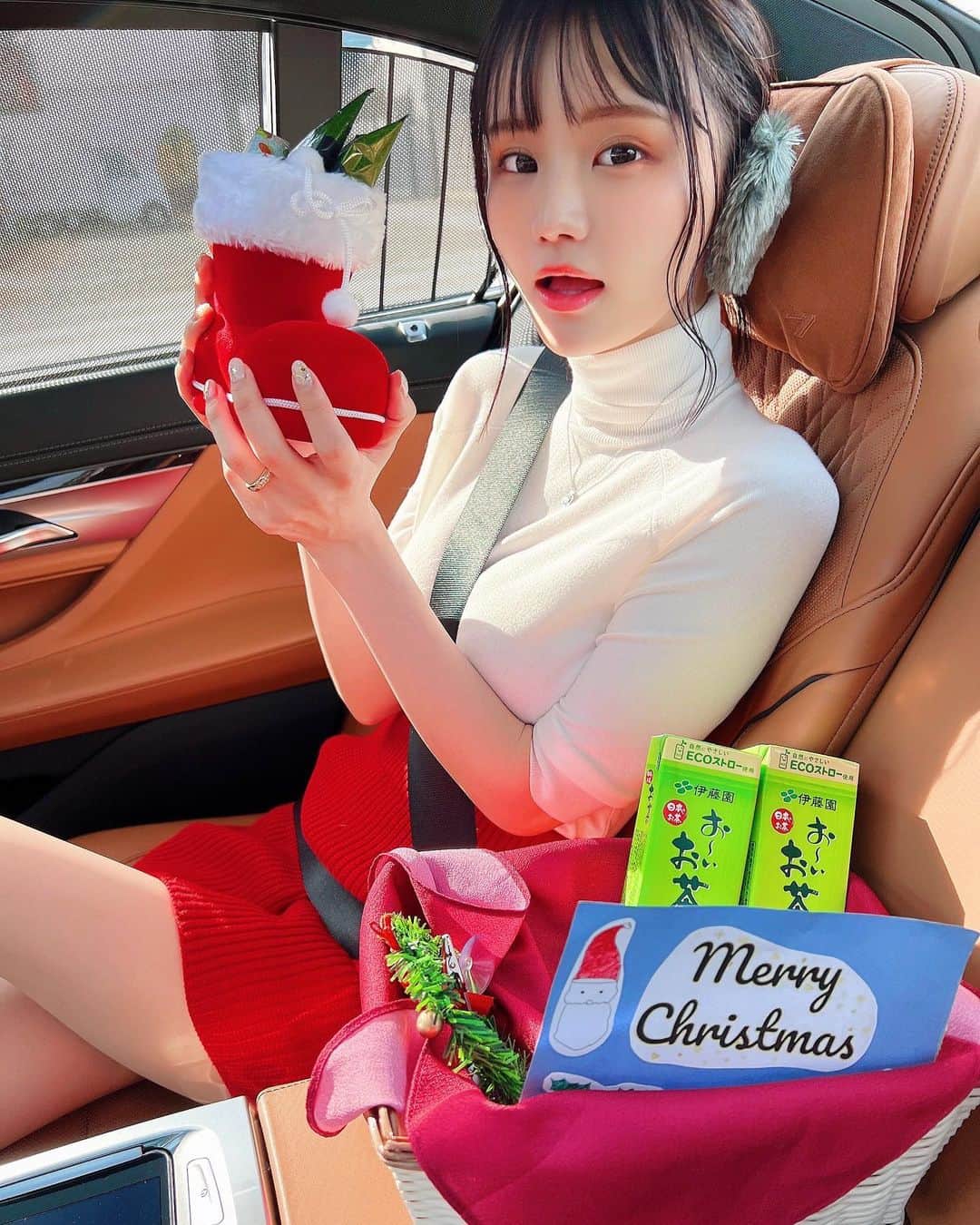 みもれもんさんのインスタグラム写真 - (みもれもんInstagram)「Hello!  Today is Christmas Eve 🎄❤️ I'm going out wearing a red skirt!  How do you all spend your time?🤤🌙❤️  こんにちは〜🎄🎂💗 今日はクリスマスイブですねっ🧑‍🎄🏭 私は赤いミニスカートを履いて 初、栃木県に遊びに来てまぁす🚗❤️✨ 栃木県は空気がキレイで美味しいょ∩^ω^∩🤗 みんなは、どんな風に過ごしますかぁ？✨  #Mimolemon #Japanesegirl #japan #asiangirl #otaku #黒髪 #ボブ #日本女孩 #Xmas #merrychristmas #santaclaus #クリスマス #栃木」12月24日 11時59分 - mimore_mon0929
