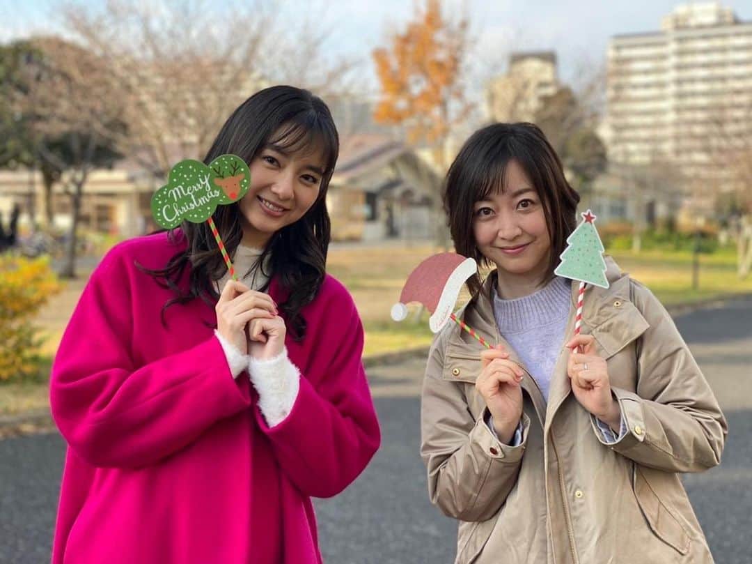 のインスタグラム：「. 📸#いとうそ現場カメラ   ／ 𝑴𝒆𝒓𝒓𝒚 𝑪𝒉𝒓𝒊𝒔𝒕𝒎𝒂𝒔🎄 ＼  いとうそサンタ🎅🏼から 奈々江(#新川優愛)と優美(#黒川智花)の癒し𝐬𝐡𝐨𝐭をお届け🎁 この二人の関係性にも是非注目してくださいね❣️  公式Twitterでは新川さんのコメント動画を公開⋆꙳  #愛しい嘘 #いとうそ #2022年1月14日スタート #毎週金曜よる11時15分 #波瑠 #林遣都 #溝端淳平 #本仮屋ユイカ #黒川智花 #新川優愛 #松村沙友理 #徳重聡」
