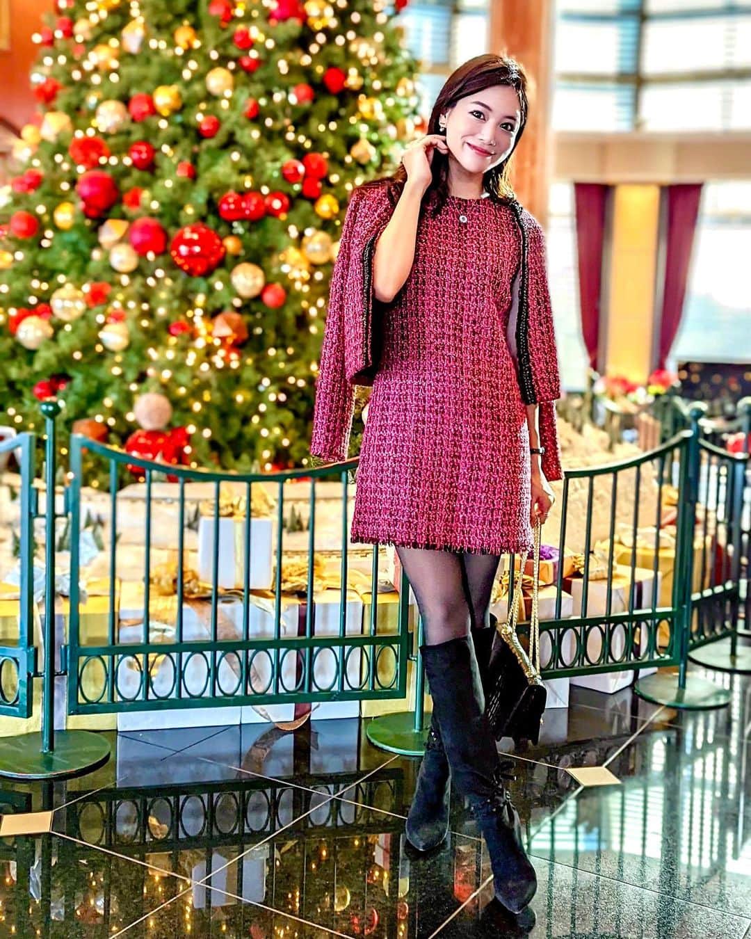 石井里奈さんのインスタグラム写真 - (石井里奈Instagram)「Merry Christmas Eve🎄🎁🎅🌟 . 今日はクリスマスイブ💗 クリスマスになると華やかなお洋服が着たくなりますよね✨ アメリカやハワイに旅行に行ってた時に必ず買ってたAliceandOlivia（アリスアンドオリビア）のお洋服👗✨ お人形さんになれたようなシルエットで、カラーもデザインも派手可愛いの💗 今年は旅行に行けなかったので日本でGetして少しでも海外旅行気分に🛍✨GossipgirlとかSATC観てるとこうゆうお洋服着たくなっちゃうよね💗✨ 着るだけで華やかになれるドレス、可愛いくて大好き☺️💕💗 . jacket... @aliceandolivia_japan  dress... @aliceandolivia_japan  boots... @maisonvalentino  bag... @strathberry  necklace... @metrocity.japan  . 今日もお仕事ですが、午後も頑張っていきましょ🎄🎅🎁 . #りなまるコーデ #aliceandolivia #アリスアンドオリビア #クリスマスコーデ #クリスマス #クリスマスパーティー #satc #sexandthecity #sexandthecitystyle #gossipgirl #gossipgirlfashion #pr #newyork #ny #maisonvalentino #merrychristmas #strathberry #メリークリスマス #クリスマスイブ #westintokyo #ウェスティン東京 #クリスマスツリー #東京ホテル #クリスマスイルミネーション #クリスマスデート #デートコーデ #ミニスカート #ミニワンピース #ドレス #お呼ばれコーデ」12月24日 12時06分 - ri7tin1025