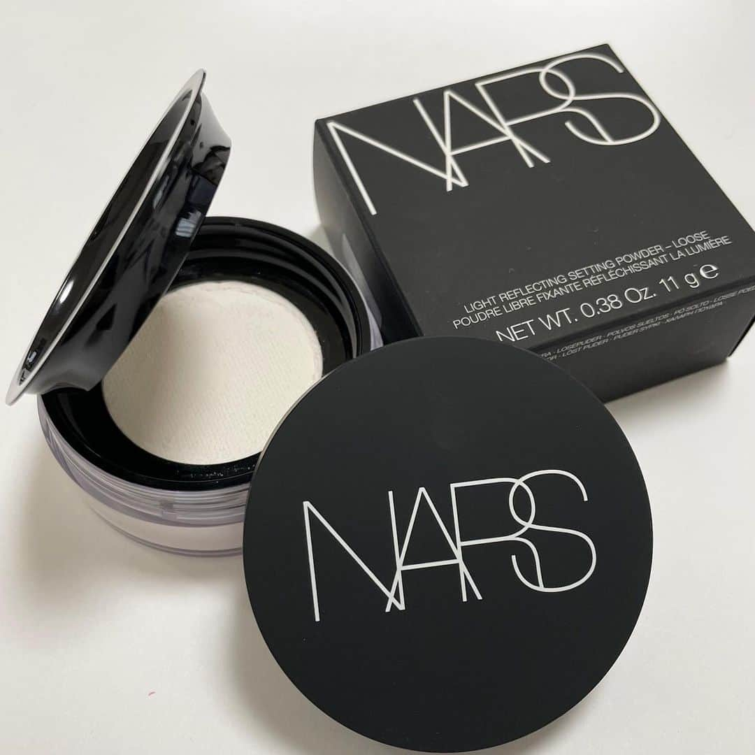 VOCE編集部さんのインスタグラム写真 - (VOCE編集部Instagram)「#NARS の新スキンケアライン！なめらかでハリのあるワンランク上の肌に🥺2/11発売。  肌にうるおいを与え、なめらかでハリのあるふっくらとした肌にするために開発された、NARSの新スキンケアライン「ライト リフレクティング スキンケア コレクション」が誕生！  さらに、大人気の「ライトリフレクティングセッティングパウダー」のルースタイプがより使いやすくパワーアップ！👀 なめらかで若々しい肌に整えてくれる注目のアイテムをぜひチェックしてみて✨ ーーーーーーーーーーーーーーーーーーーーーーーー 🆕NARSskin ライトリフレクティング マルチアクション トリートメントローション 全1種 200ml ￥4510（税込）  高い保湿効果と清涼感、濃密なうるおいとツヤを肌に与えるローション。 コットンでくすみのもとになる古い角質を優しく取り除き、肌をなめらかにうるおしてしなやかな肌に保ちます。  NARS独自のフォーミュラ、ライト･リフレクティング･コンプレックス™のミネラルと保湿成分が、肌に透明感と輝きを与えます。 ーーーーーーーーーーーーーーーーーーーーーーーー 🆕NARSskin ライトリフレクティング モイスチャライザー 全1種 50ml ￥7920（税込） 濃密なうるおいで肌を満たす、保湿ジェルクリーム。 ジェルとクリームのハイブリットな軽い使用感のテクスチャーで、保湿効果を発揮し肌のキメを整え、光が反射するかのようなツヤとハリにあふれたやわらかな肌に導きます。  さらに、環境ストレスや大気中のちり、ほこりなどから肌を守るラディアンス･リテンション･コンプレックス配合で、健やかな肌を保ちます。 ーーーーーーーーーーーーーーーーーーーーーーーー 写真にはありませんが、こちらも同時に発売！💁‍♀️ 🆕NARSskin ライトリフレクティング アイ＆ラッシュジェル 全1種 15ml ￥7260（税込） 🆕NARSskin ライトリフレクティング レストレイティブ ナイトトリートメント 全1種 30ml ￥9900（税込） ーーーーーーーーーーーーーーーーーーーーーーーー 🆕NARSskin ライトリフレクティング セッティングパウダー ルース N 02383 全1種 ￥5500（税込）  大人気の「ライトリフレクティングセッティングパウダー」のルースタイプがパワーアップして登場。 タルクフリーになり、よりクリーンなフォーミュラに。さらに、1g増量し、パッケージもより使いやすい仕様にアップグレードされています！ メイクの仕上げに、おすすめのアイテムです✨  （インスタ担当Y） ーーーーーーーーーーーーーーーーーーーーー VOCEのInstagramでは新作コスメ情報やメイクテク、撮影舞台裏を毎日お届け!ぜひフォロー&チェックして！！ 👉＠vocemagazine  #voce #voceおすすめ #vocemagazine #ヴォーチェ #新作コスメ #おすすめコスメ #VOCEおすすめコスメ #美容好きさんと繋がりたい #コスメ好きな人と繋がりたい #コスメマニア #コスメ情報 #ハリ肌 #ライトリフレクティングセッティングパウダー #人気コスメ #ルースパウダー #NARSスキンケア #NARSskin #新作コスメ2022 #ライトリフレクティングマルチアクショントリートメントローション #ライトリフレクティングモイスチャライザー #ライトリフレクティングレストレイティブナイトトリートメント #ライトリフレクティングアイアンドラッシュジェル #ライトリフレクティングセッティングパウダールースN #春コスメ2022 #ナーズ」12月24日 17時41分 - vocemagazine