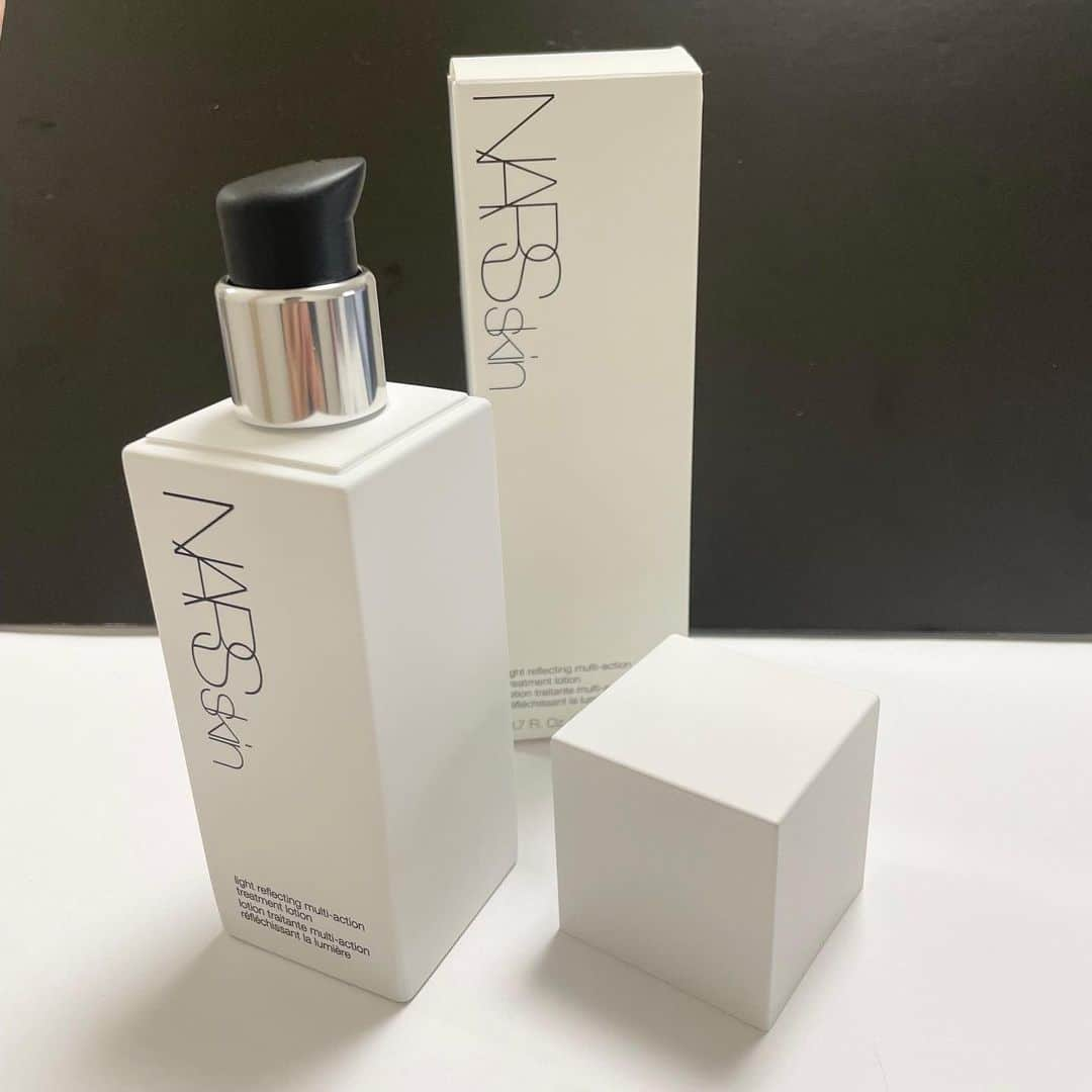 VOCE編集部さんのインスタグラム写真 - (VOCE編集部Instagram)「#NARS の新スキンケアライン！なめらかでハリのあるワンランク上の肌に🥺2/11発売。  肌にうるおいを与え、なめらかでハリのあるふっくらとした肌にするために開発された、NARSの新スキンケアライン「ライト リフレクティング スキンケア コレクション」が誕生！  さらに、大人気の「ライトリフレクティングセッティングパウダー」のルースタイプがより使いやすくパワーアップ！👀 なめらかで若々しい肌に整えてくれる注目のアイテムをぜひチェックしてみて✨ ーーーーーーーーーーーーーーーーーーーーーーーー 🆕NARSskin ライトリフレクティング マルチアクション トリートメントローション 全1種 200ml ￥4510（税込）  高い保湿効果と清涼感、濃密なうるおいとツヤを肌に与えるローション。 コットンでくすみのもとになる古い角質を優しく取り除き、肌をなめらかにうるおしてしなやかな肌に保ちます。  NARS独自のフォーミュラ、ライト･リフレクティング･コンプレックス™のミネラルと保湿成分が、肌に透明感と輝きを与えます。 ーーーーーーーーーーーーーーーーーーーーーーーー 🆕NARSskin ライトリフレクティング モイスチャライザー 全1種 50ml ￥7920（税込） 濃密なうるおいで肌を満たす、保湿ジェルクリーム。 ジェルとクリームのハイブリットな軽い使用感のテクスチャーで、保湿効果を発揮し肌のキメを整え、光が反射するかのようなツヤとハリにあふれたやわらかな肌に導きます。  さらに、環境ストレスや大気中のちり、ほこりなどから肌を守るラディアンス･リテンション･コンプレックス配合で、健やかな肌を保ちます。 ーーーーーーーーーーーーーーーーーーーーーーーー 写真にはありませんが、こちらも同時に発売！💁‍♀️ 🆕NARSskin ライトリフレクティング アイ＆ラッシュジェル 全1種 15ml ￥7260（税込） 🆕NARSskin ライトリフレクティング レストレイティブ ナイトトリートメント 全1種 30ml ￥9900（税込） ーーーーーーーーーーーーーーーーーーーーーーーー 🆕NARSskin ライトリフレクティング セッティングパウダー ルース N 02383 全1種 ￥5500（税込）  大人気の「ライトリフレクティングセッティングパウダー」のルースタイプがパワーアップして登場。 タルクフリーになり、よりクリーンなフォーミュラに。さらに、1g増量し、パッケージもより使いやすい仕様にアップグレードされています！ メイクの仕上げに、おすすめのアイテムです✨  （インスタ担当Y） ーーーーーーーーーーーーーーーーーーーーー VOCEのInstagramでは新作コスメ情報やメイクテク、撮影舞台裏を毎日お届け!ぜひフォロー&チェックして！！ 👉＠vocemagazine  #voce #voceおすすめ #vocemagazine #ヴォーチェ #新作コスメ #おすすめコスメ #VOCEおすすめコスメ #美容好きさんと繋がりたい #コスメ好きな人と繋がりたい #コスメマニア #コスメ情報 #ハリ肌 #ライトリフレクティングセッティングパウダー #人気コスメ #ルースパウダー #NARSスキンケア #NARSskin #新作コスメ2022 #ライトリフレクティングマルチアクショントリートメントローション #ライトリフレクティングモイスチャライザー #ライトリフレクティングレストレイティブナイトトリートメント #ライトリフレクティングアイアンドラッシュジェル #ライトリフレクティングセッティングパウダールースN #春コスメ2022 #ナーズ」12月24日 17時41分 - vocemagazine