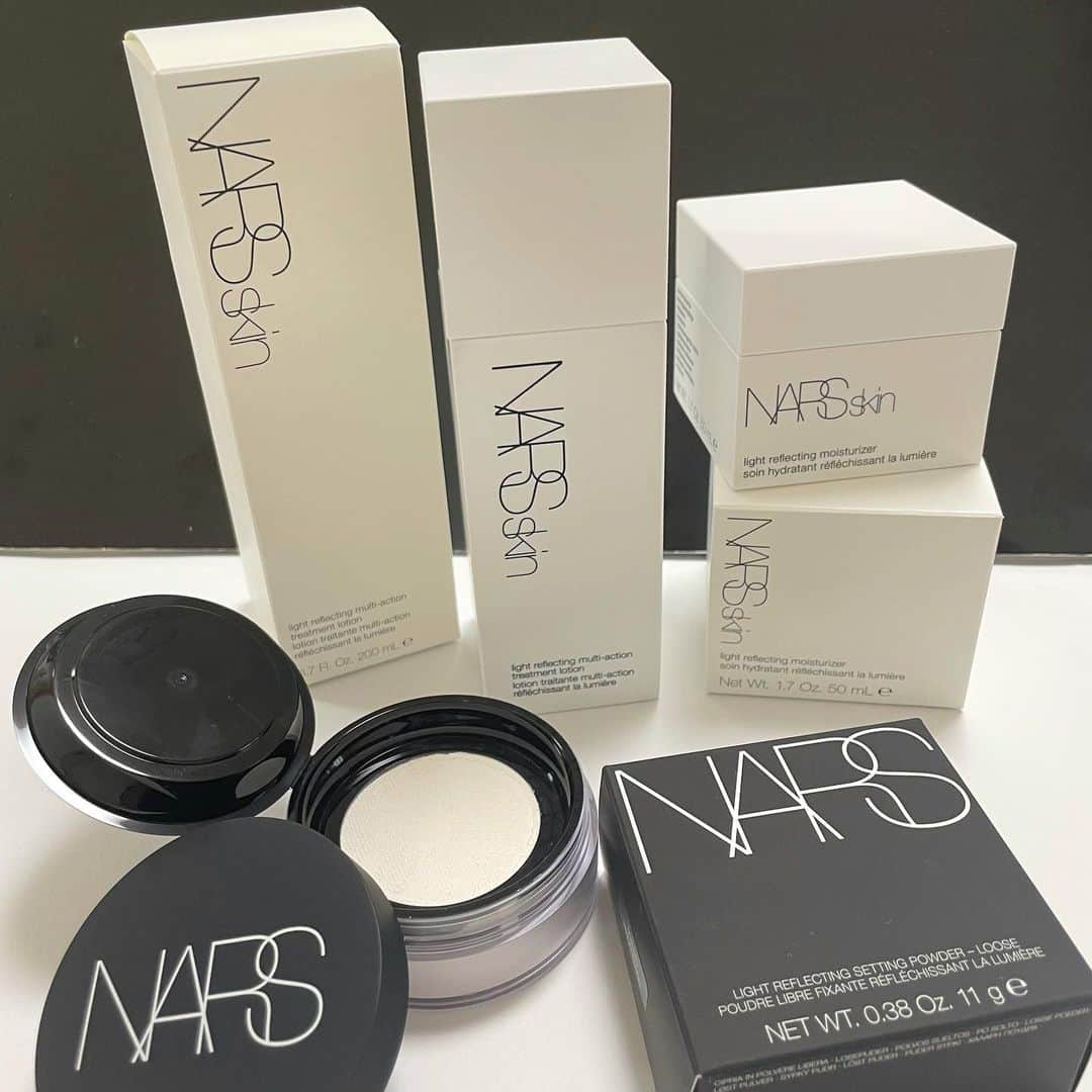 VOCE編集部さんのインスタグラム写真 - (VOCE編集部Instagram)「#NARS の新スキンケアライン！なめらかでハリのあるワンランク上の肌に🥺2/11発売。  肌にうるおいを与え、なめらかでハリのあるふっくらとした肌にするために開発された、NARSの新スキンケアライン「ライト リフレクティング スキンケア コレクション」が誕生！  さらに、大人気の「ライトリフレクティングセッティングパウダー」のルースタイプがより使いやすくパワーアップ！👀 なめらかで若々しい肌に整えてくれる注目のアイテムをぜひチェックしてみて✨ ーーーーーーーーーーーーーーーーーーーーーーーー 🆕NARSskin ライトリフレクティング マルチアクション トリートメントローション 全1種 200ml ￥4510（税込）  高い保湿効果と清涼感、濃密なうるおいとツヤを肌に与えるローション。 コットンでくすみのもとになる古い角質を優しく取り除き、肌をなめらかにうるおしてしなやかな肌に保ちます。  NARS独自のフォーミュラ、ライト･リフレクティング･コンプレックス™のミネラルと保湿成分が、肌に透明感と輝きを与えます。 ーーーーーーーーーーーーーーーーーーーーーーーー 🆕NARSskin ライトリフレクティング モイスチャライザー 全1種 50ml ￥7920（税込） 濃密なうるおいで肌を満たす、保湿ジェルクリーム。 ジェルとクリームのハイブリットな軽い使用感のテクスチャーで、保湿効果を発揮し肌のキメを整え、光が反射するかのようなツヤとハリにあふれたやわらかな肌に導きます。  さらに、環境ストレスや大気中のちり、ほこりなどから肌を守るラディアンス･リテンション･コンプレックス配合で、健やかな肌を保ちます。 ーーーーーーーーーーーーーーーーーーーーーーーー 写真にはありませんが、こちらも同時に発売！💁‍♀️ 🆕NARSskin ライトリフレクティング アイ＆ラッシュジェル 全1種 15ml ￥7260（税込） 🆕NARSskin ライトリフレクティング レストレイティブ ナイトトリートメント 全1種 30ml ￥9900（税込） ーーーーーーーーーーーーーーーーーーーーーーーー 🆕NARSskin ライトリフレクティング セッティングパウダー ルース N 02383 全1種 ￥5500（税込）  大人気の「ライトリフレクティングセッティングパウダー」のルースタイプがパワーアップして登場。 タルクフリーになり、よりクリーンなフォーミュラに。さらに、1g増量し、パッケージもより使いやすい仕様にアップグレードされています！ メイクの仕上げに、おすすめのアイテムです✨  （インスタ担当Y） ーーーーーーーーーーーーーーーーーーーーー VOCEのInstagramでは新作コスメ情報やメイクテク、撮影舞台裏を毎日お届け!ぜひフォロー&チェックして！！ 👉＠vocemagazine  #voce #voceおすすめ #vocemagazine #ヴォーチェ #新作コスメ #おすすめコスメ #VOCEおすすめコスメ #美容好きさんと繋がりたい #コスメ好きな人と繋がりたい #コスメマニア #コスメ情報 #ハリ肌 #ライトリフレクティングセッティングパウダー #人気コスメ #ルースパウダー #NARSスキンケア #NARSskin #新作コスメ2022 #ライトリフレクティングマルチアクショントリートメントローション #ライトリフレクティングモイスチャライザー #ライトリフレクティングレストレイティブナイトトリートメント #ライトリフレクティングアイアンドラッシュジェル #ライトリフレクティングセッティングパウダールースN #春コスメ2022 #ナーズ」12月24日 17時41分 - vocemagazine