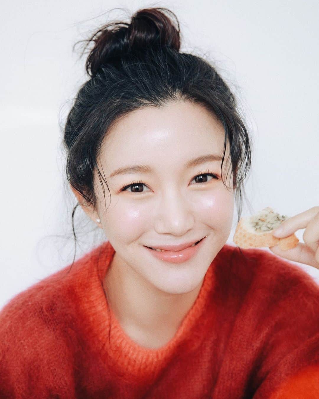 イ・ダインのインスタグラム：「Have a Merry Christmas everyone🎄♥️  feat.마늘빵😋」