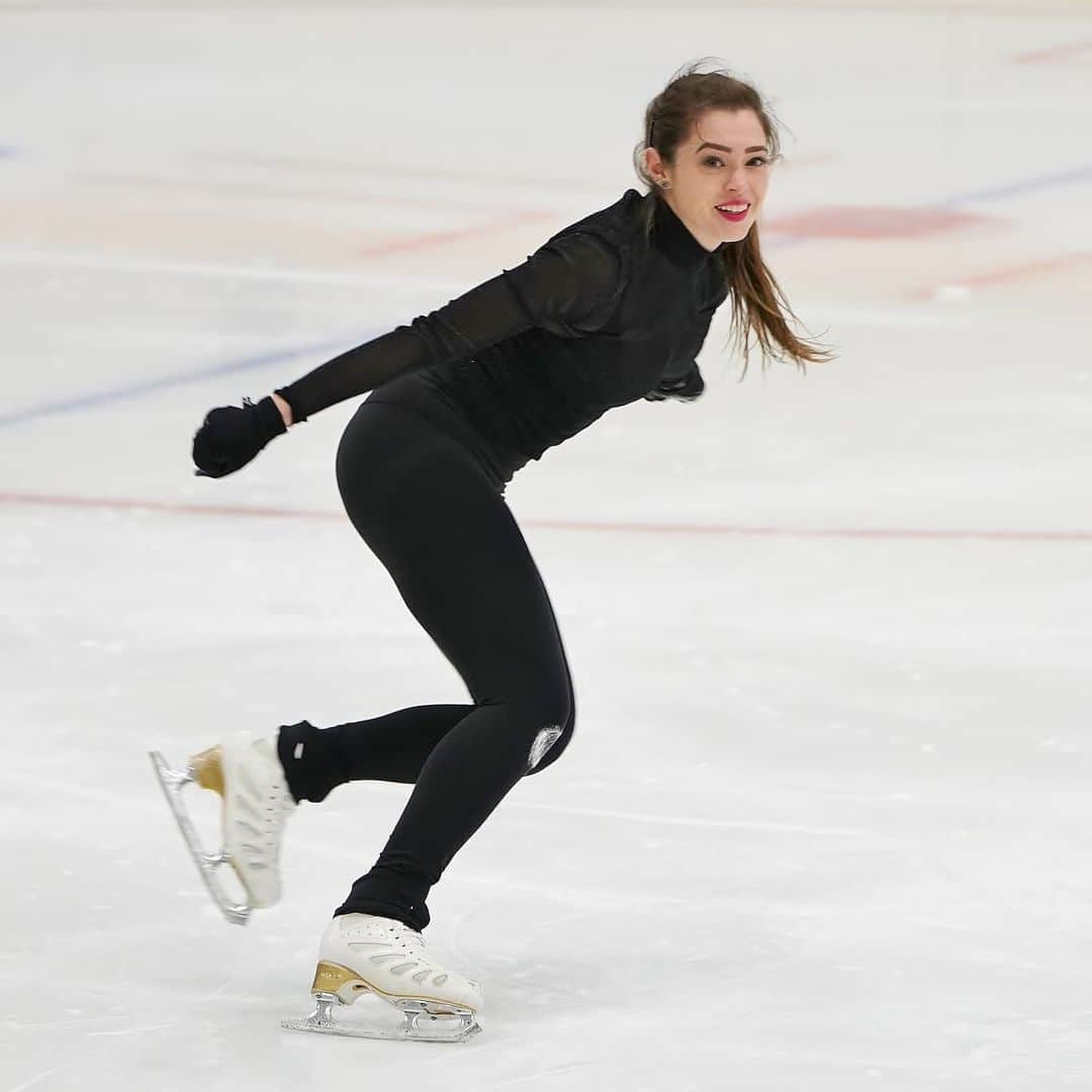 アレーヌ・シャルトランさんのインスタグラム写真 - (アレーヌ・シャルトランInstagram)「Performed for the 1st time in 2 years and it was terrifying but also kinda fun 🥰⛸」12月24日 12時31分 - alainechartrand