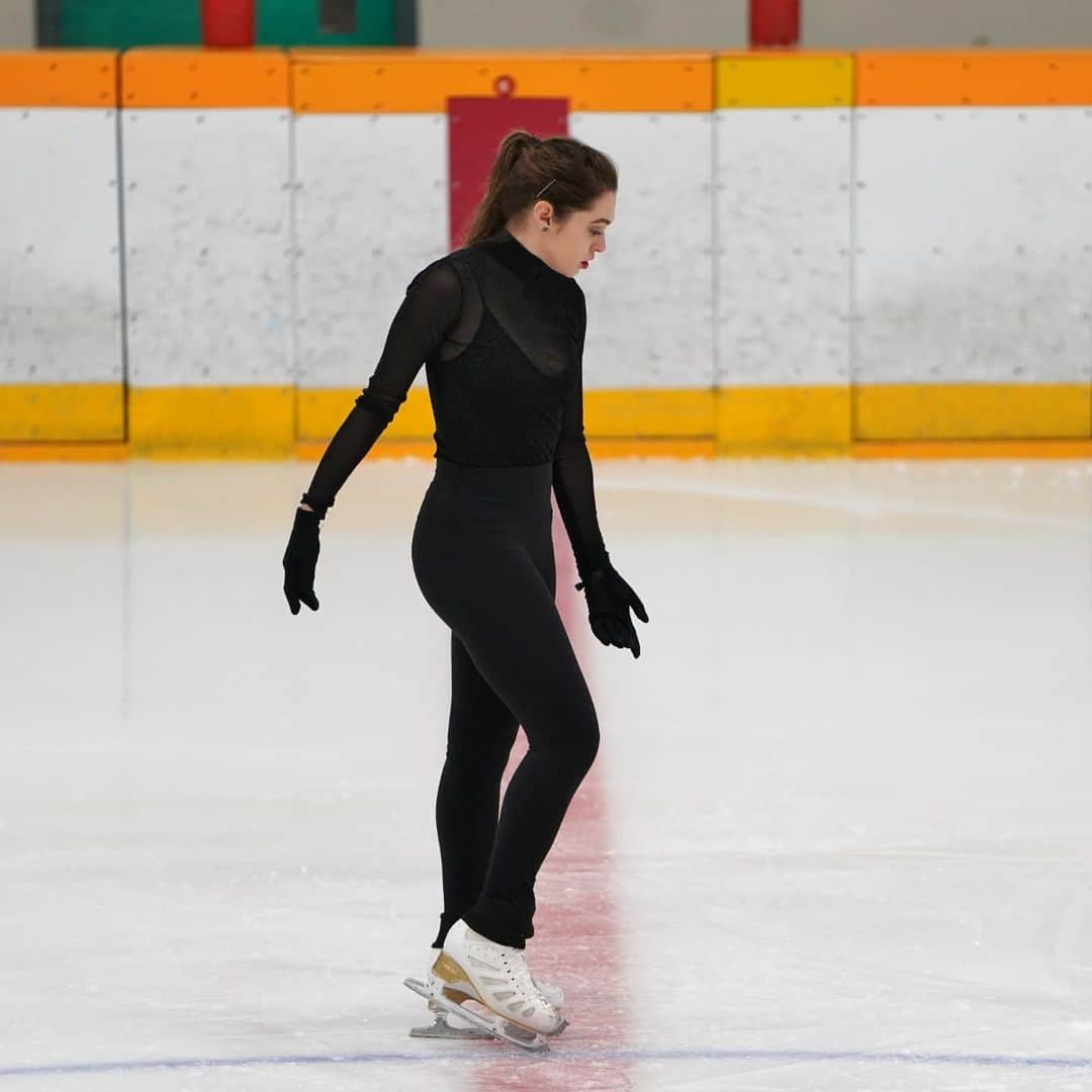 アレーヌ・シャルトランのインスタグラム：「Performed for the 1st time in 2 years and it was terrifying but also kinda fun 🥰⛸」