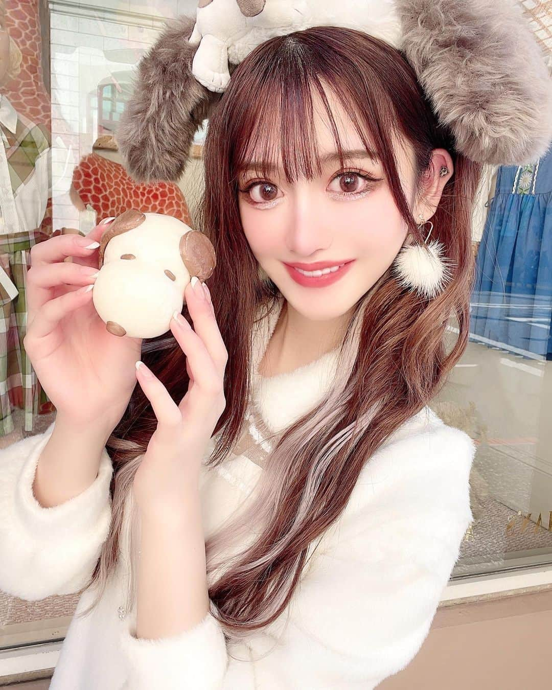 ゆうめろさんのインスタグラム写真 - (ゆうめろInstagram)「メリークリスマス🎅🏻🎄✨ ・ ・ ぱくっ💞 このスヌーピーまん美味しかった〜(◍ ´꒳` ◍) 中身は大好きなカスタード味！ ・ またユニバ行きたいな〜🌍🌟 ・ ・ #ユニバ  #ユニバコーデ  #スヌーピーコーデ」12月24日 12時33分 - yk.o0