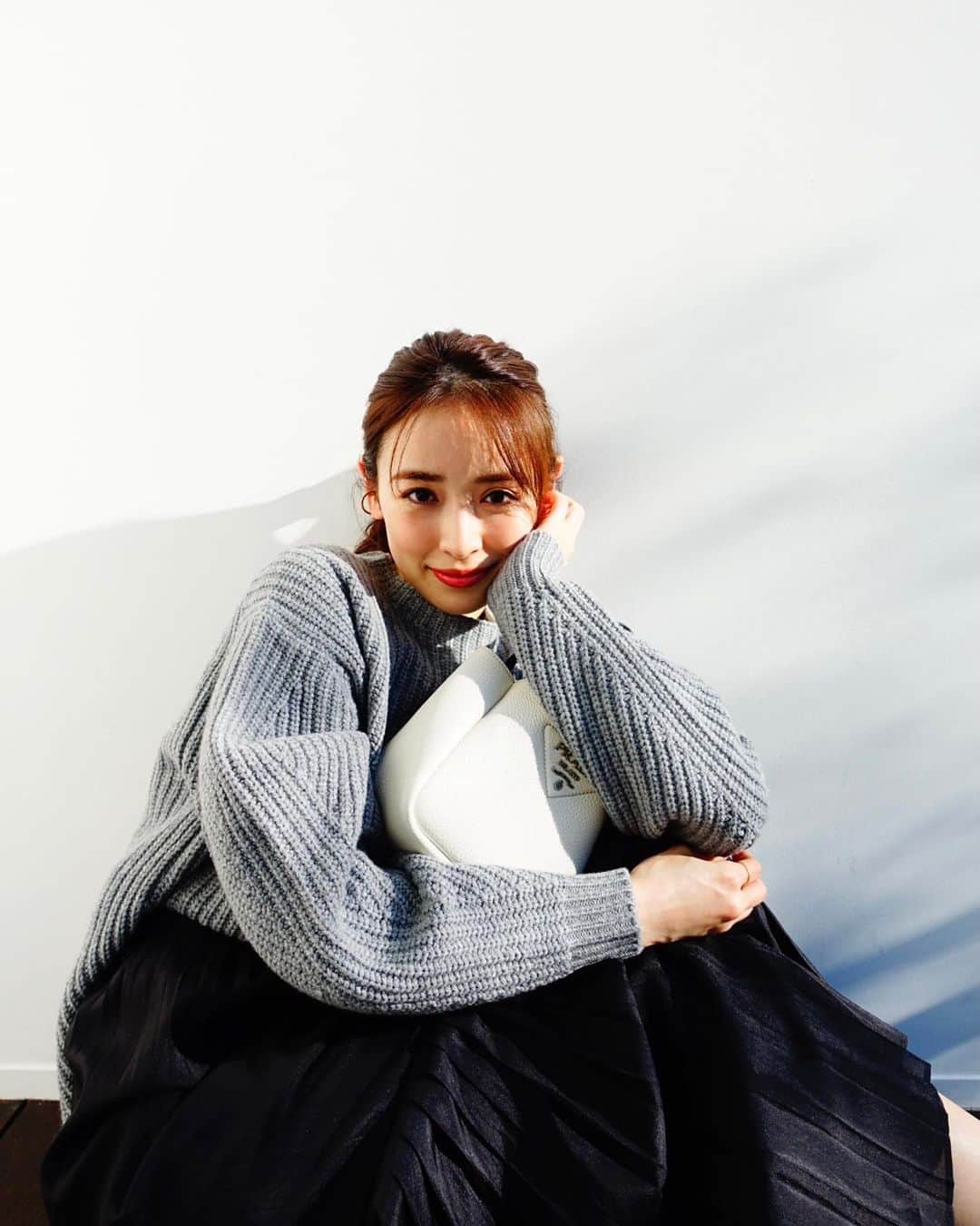 泉里香さんのインスタグラム写真 - (泉里香Instagram)「いい天気〜🎄🎅 Knit @norc.jp  skirt @snidel_official  bag @prada」12月24日 12時45分 - rika_izumi_